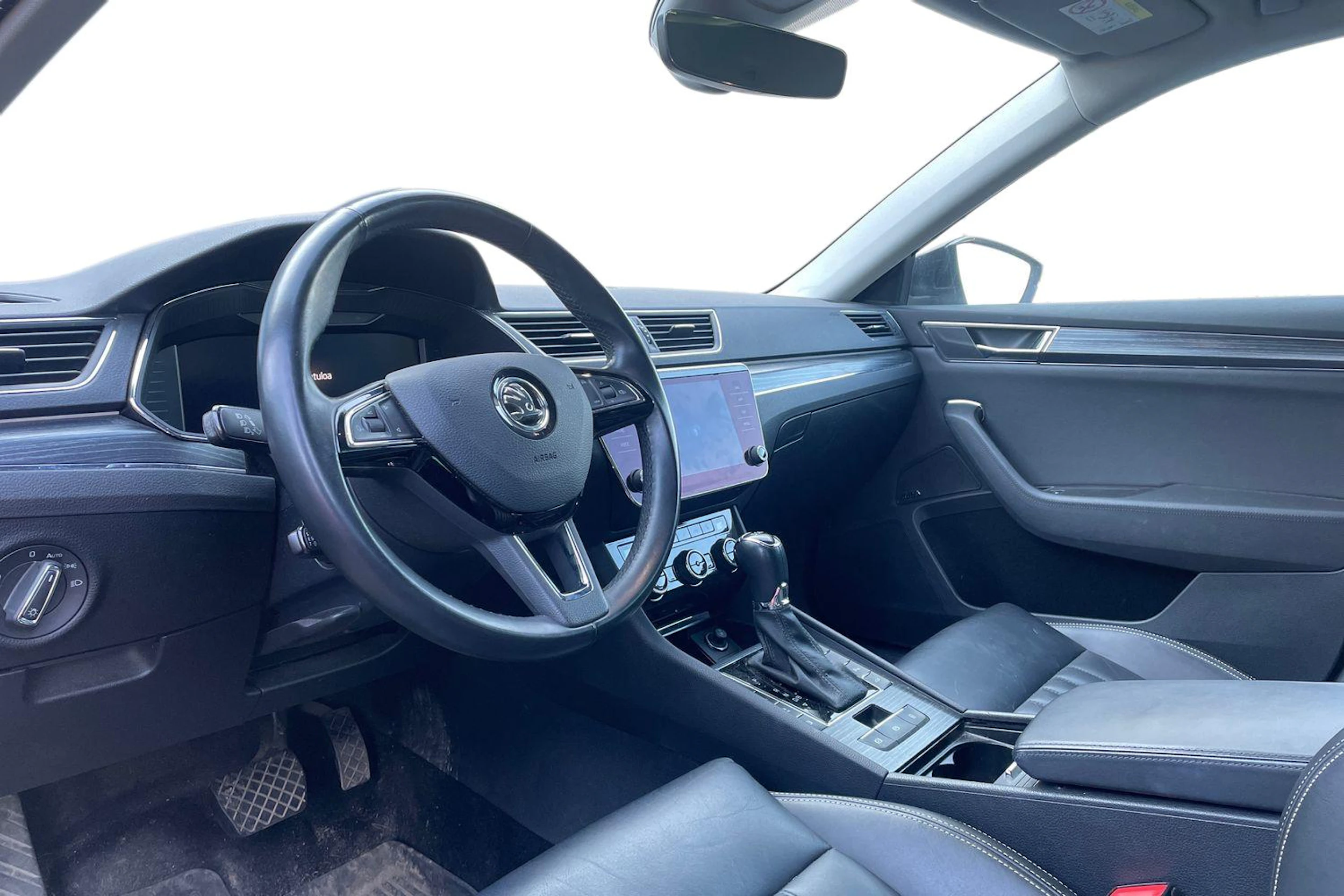 musta Skoda Superb 2020 kuva 3.