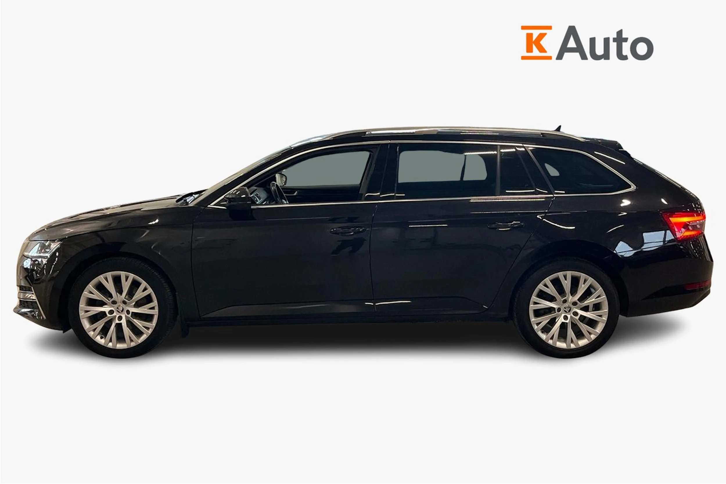 musta Skoda Superb 2020 kuva 5.