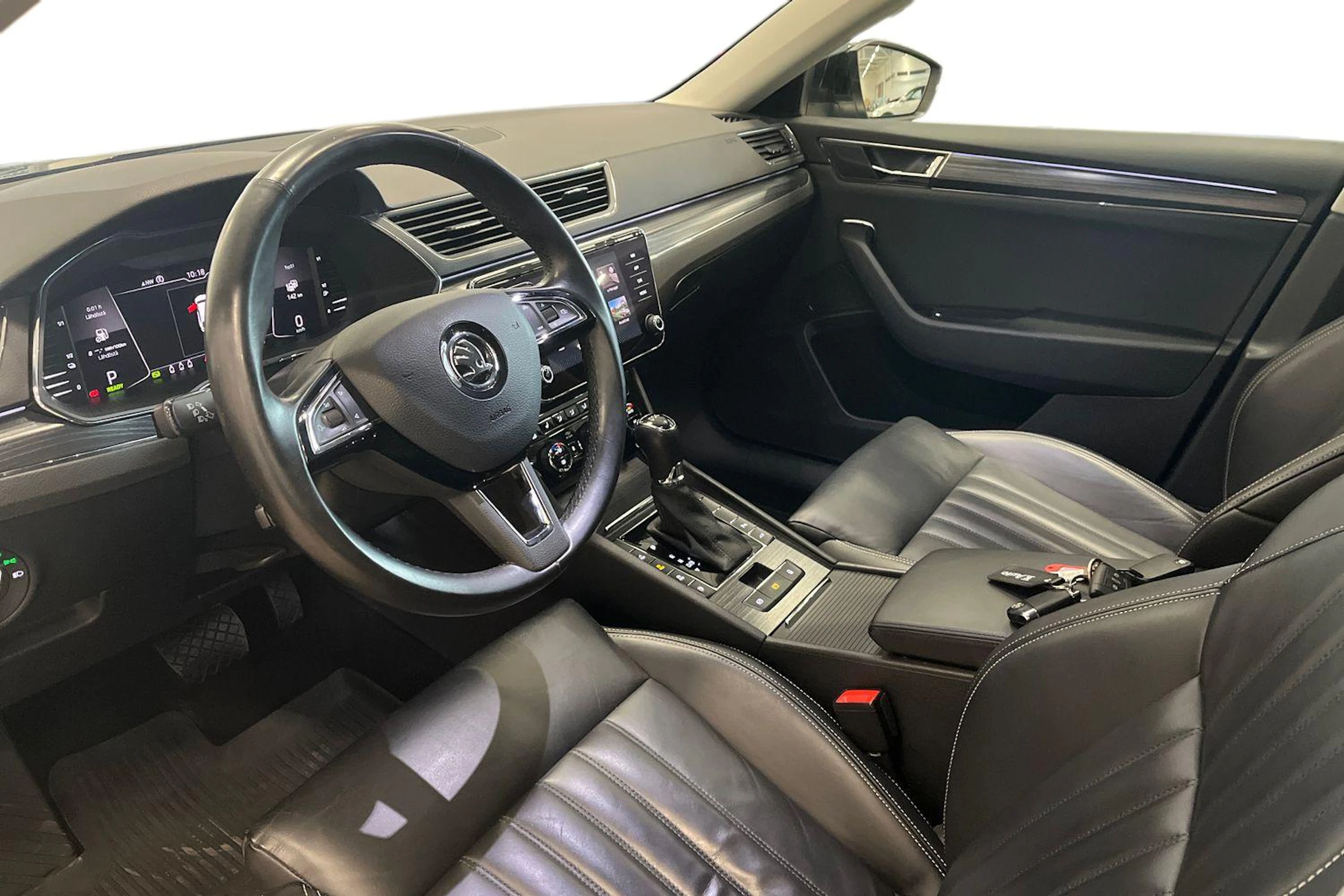 musta Skoda Superb 2020 kuva 6.