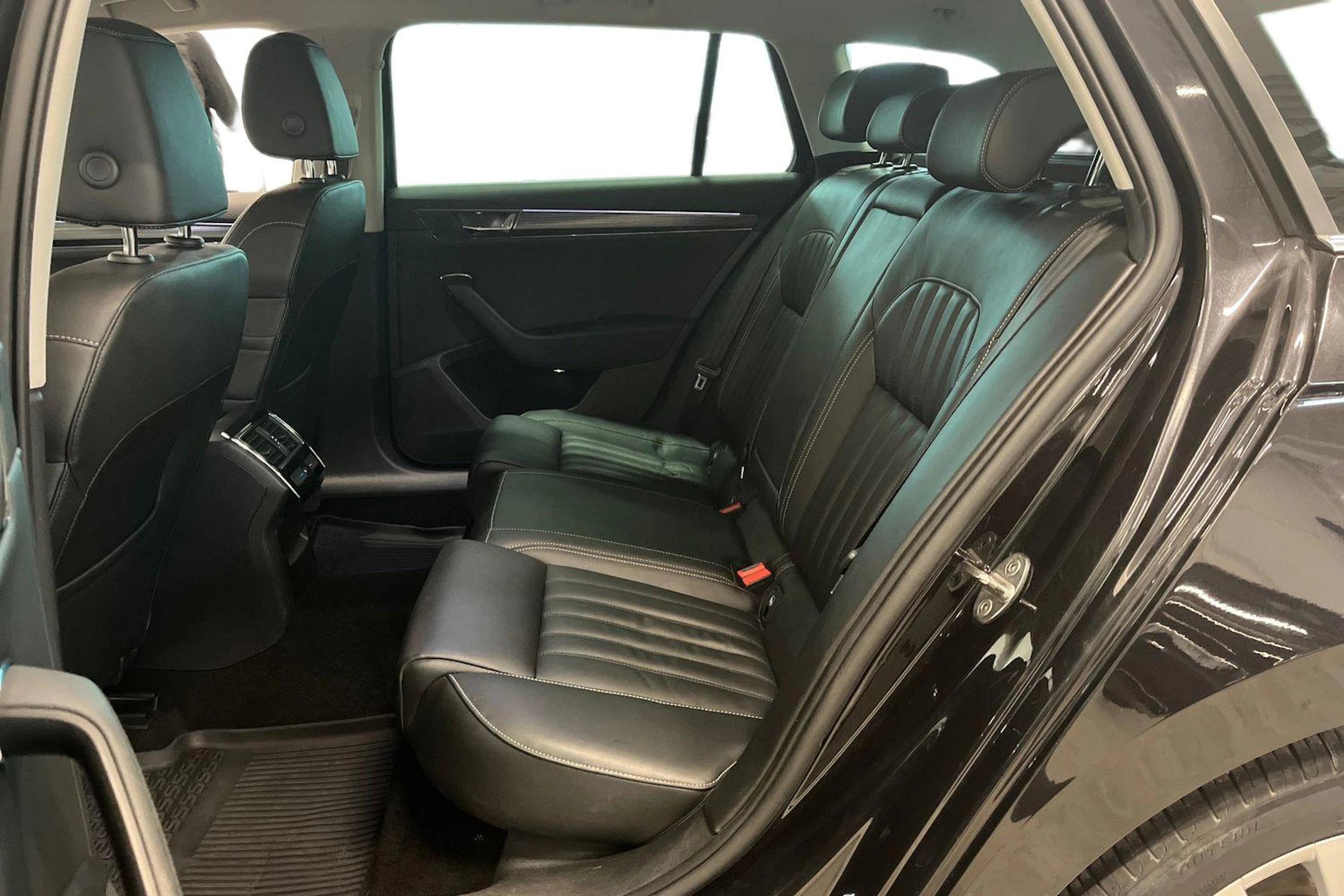 musta Skoda Superb 2020 kuva 8.