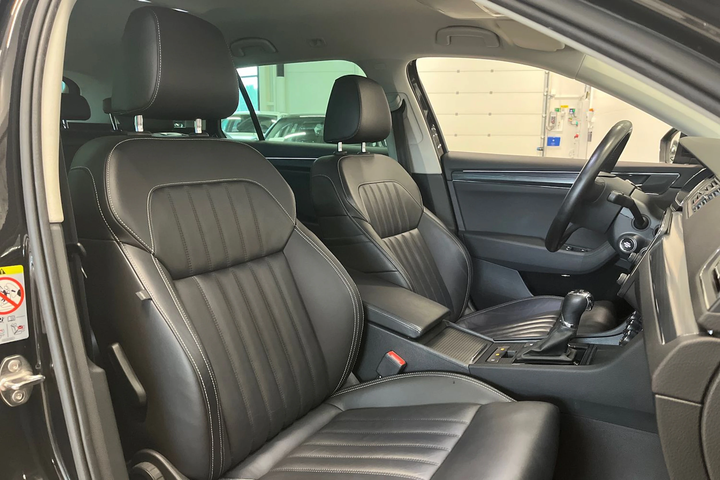 musta Skoda Superb 2020 kuva 15.
