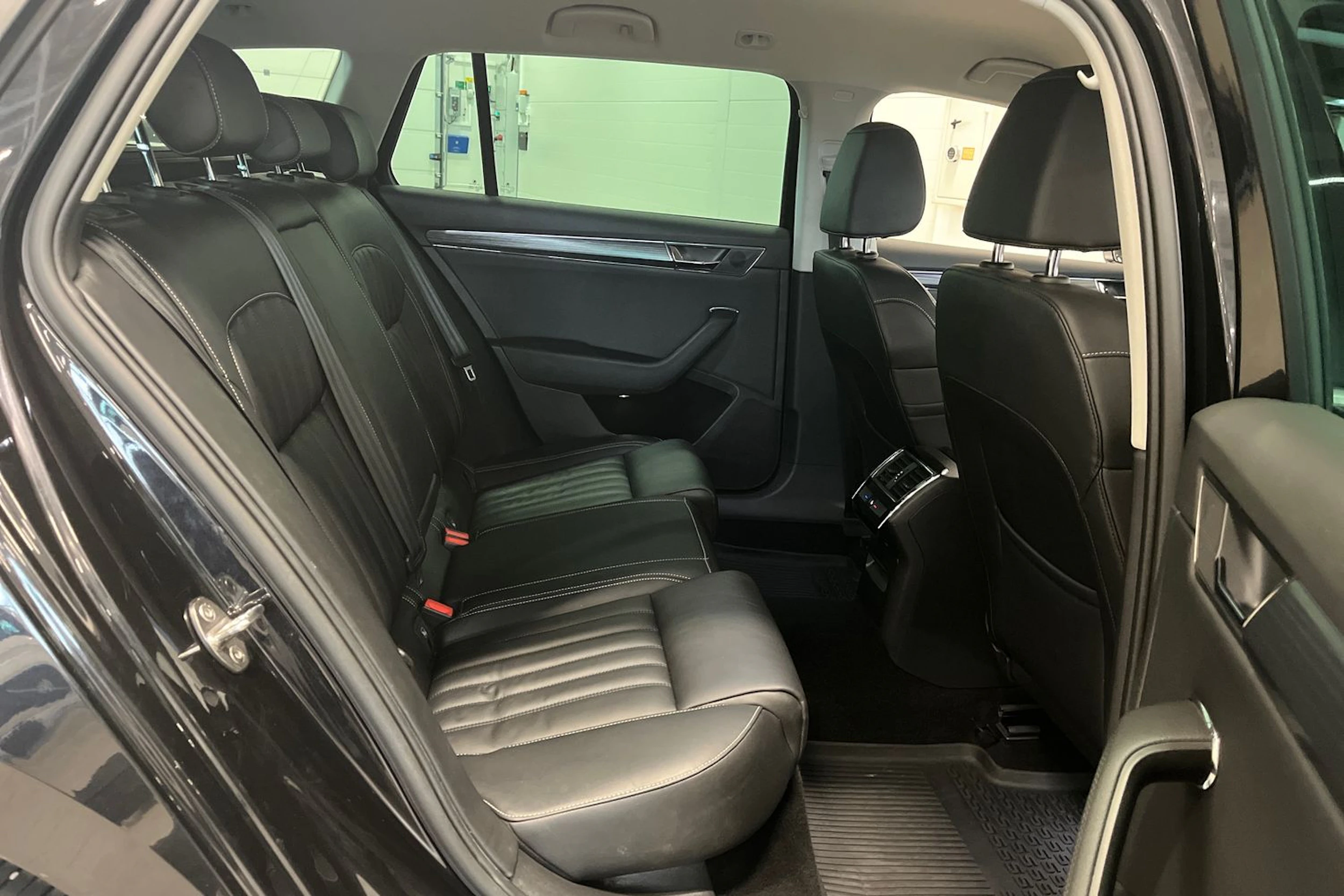 musta Skoda Superb 2020 kuva 16.