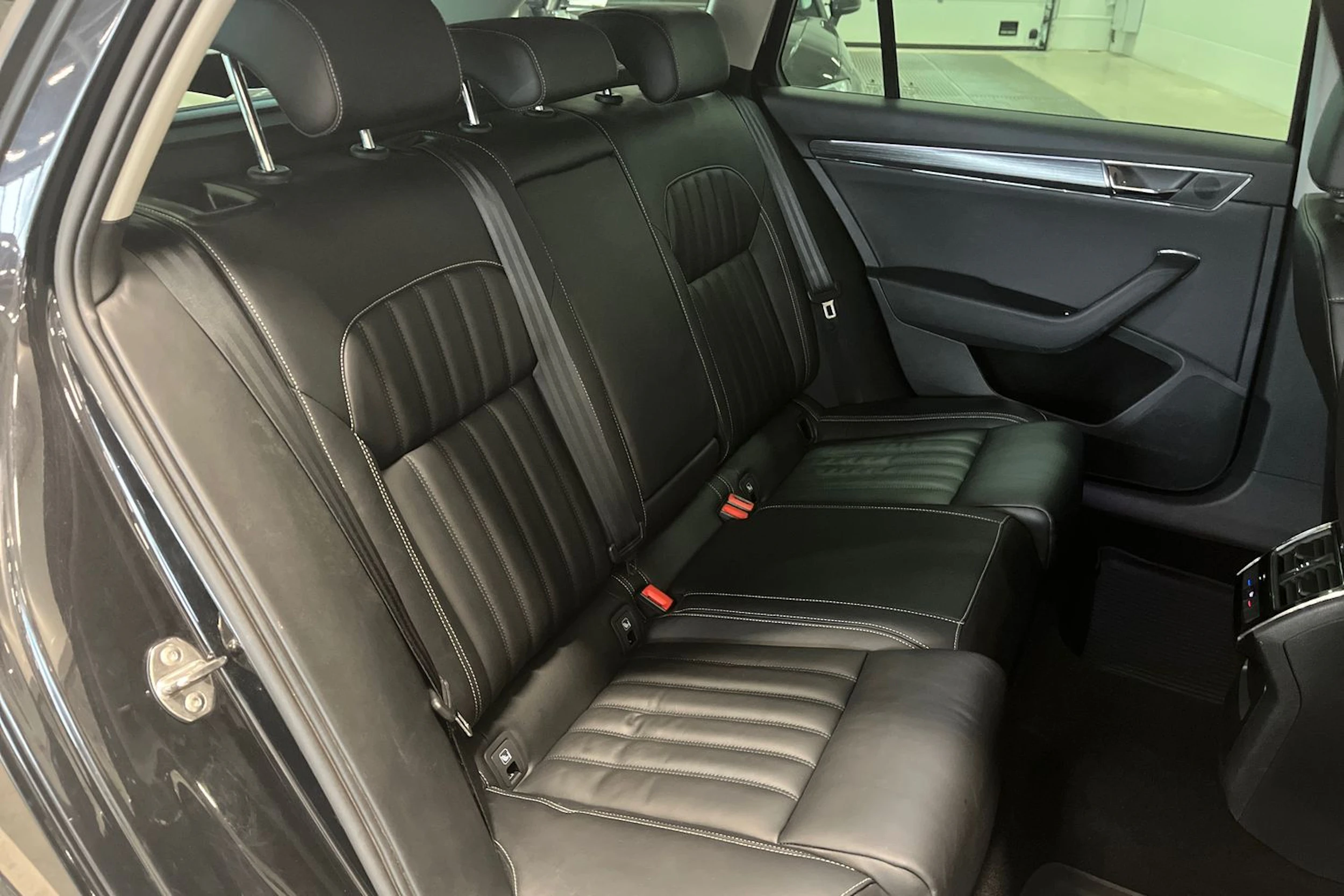 musta Skoda Superb 2020 kuva 17.