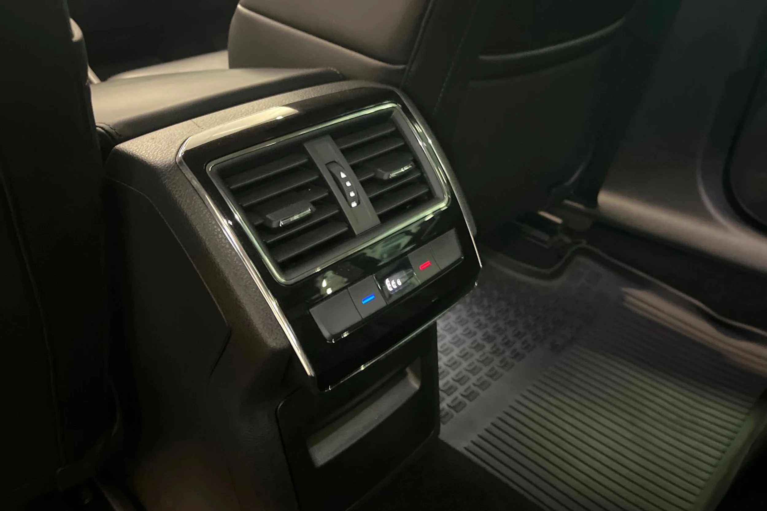 musta Skoda Superb 2020 kuva 18.