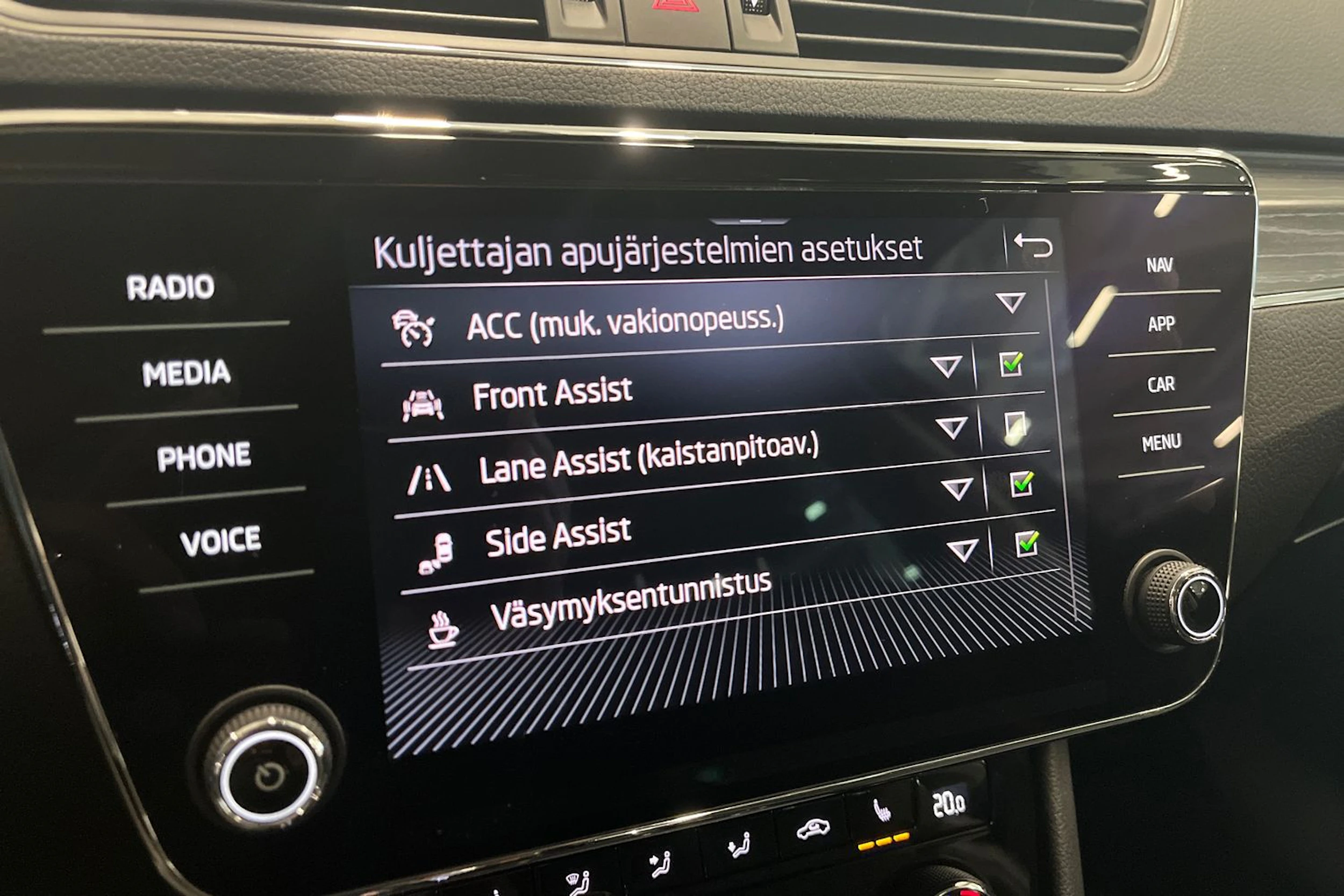 musta Skoda Superb 2020 kuva 25.
