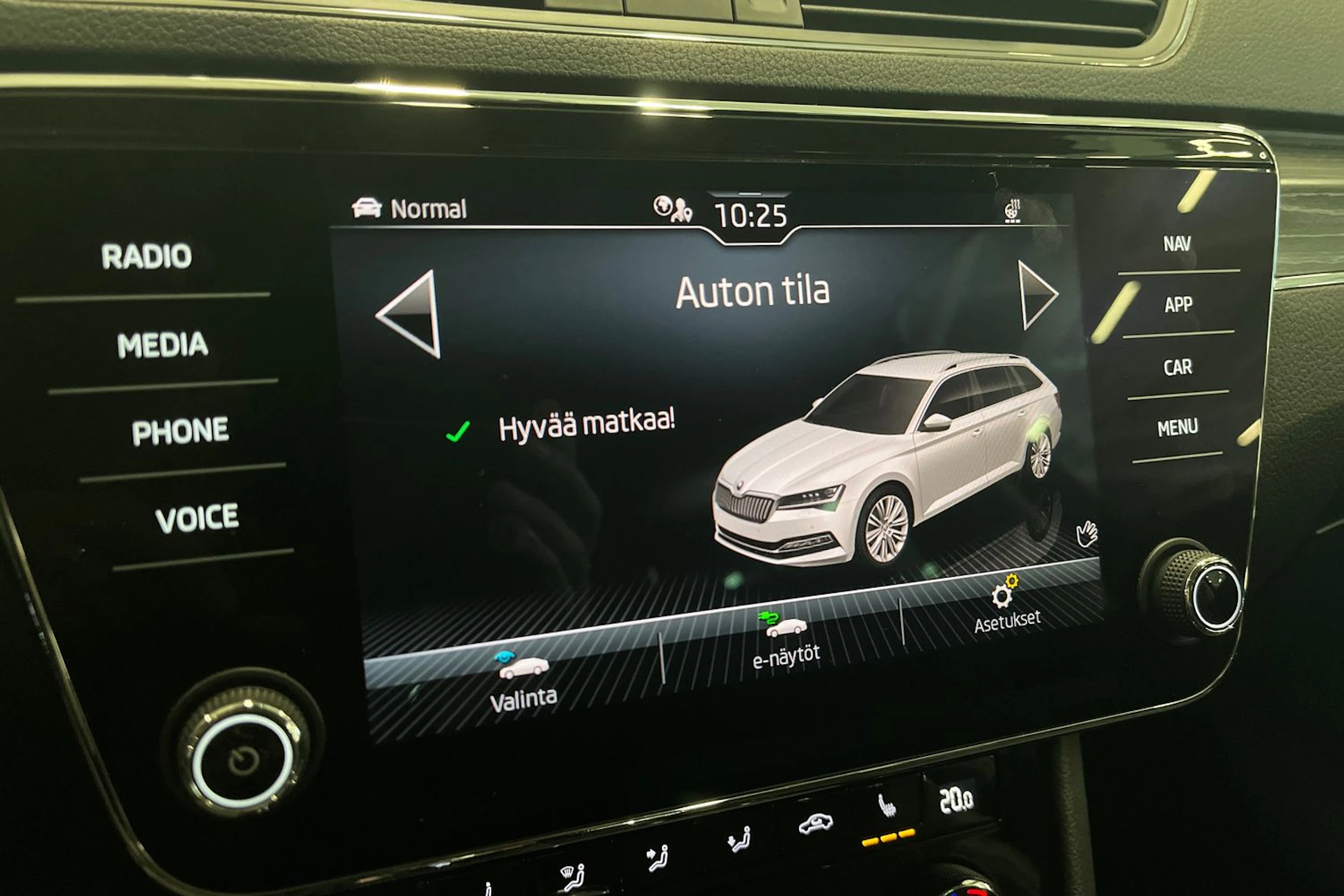 musta Skoda Superb 2020 kuva 26.