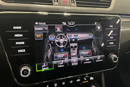musta Skoda Superb 2020 kuva 32.