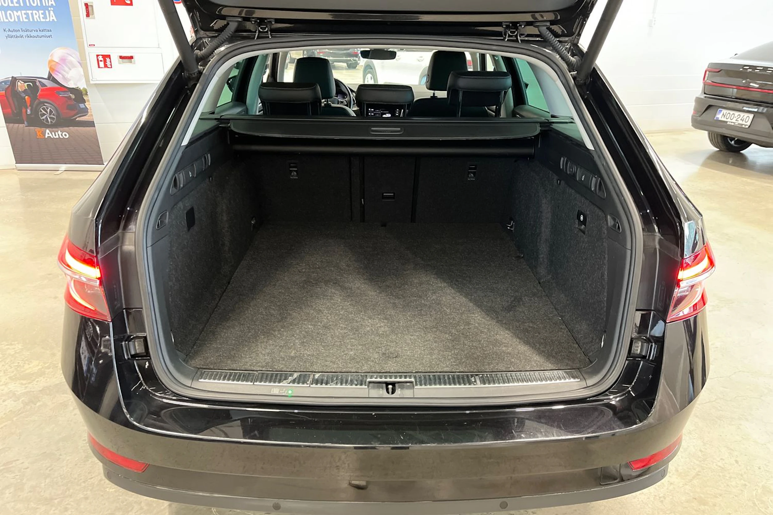 musta Skoda Superb 2020 kuva 42.