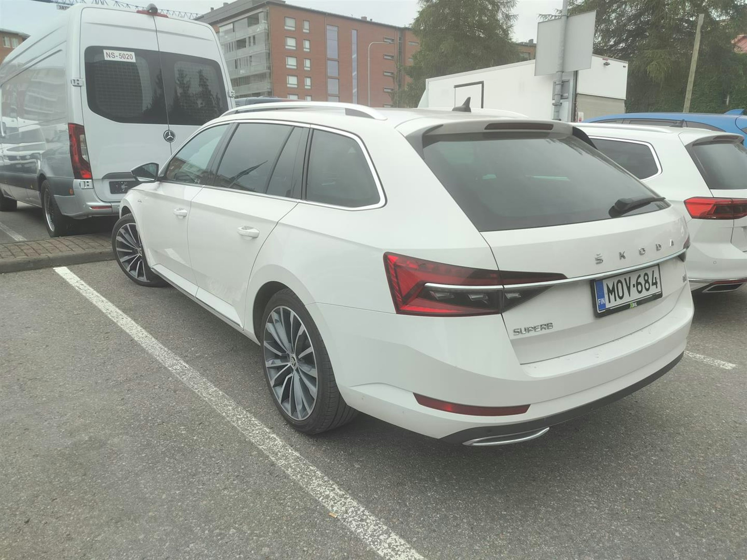 valkoinen Skoda Superb 2020 kuva 2.