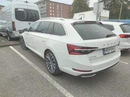 valkoinen Skoda Superb 2020 kuva 2.