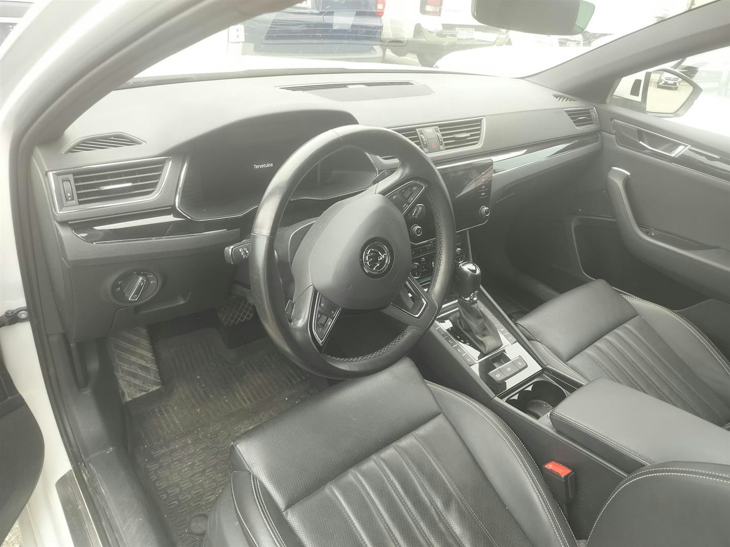 valkoinen Skoda Superb 2020 kuva 3.