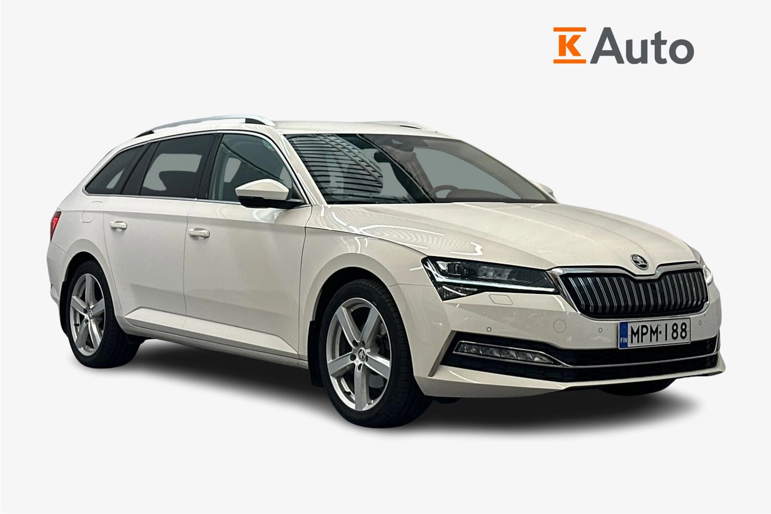 valkoinen Skoda Superb 2020 kuva 1.