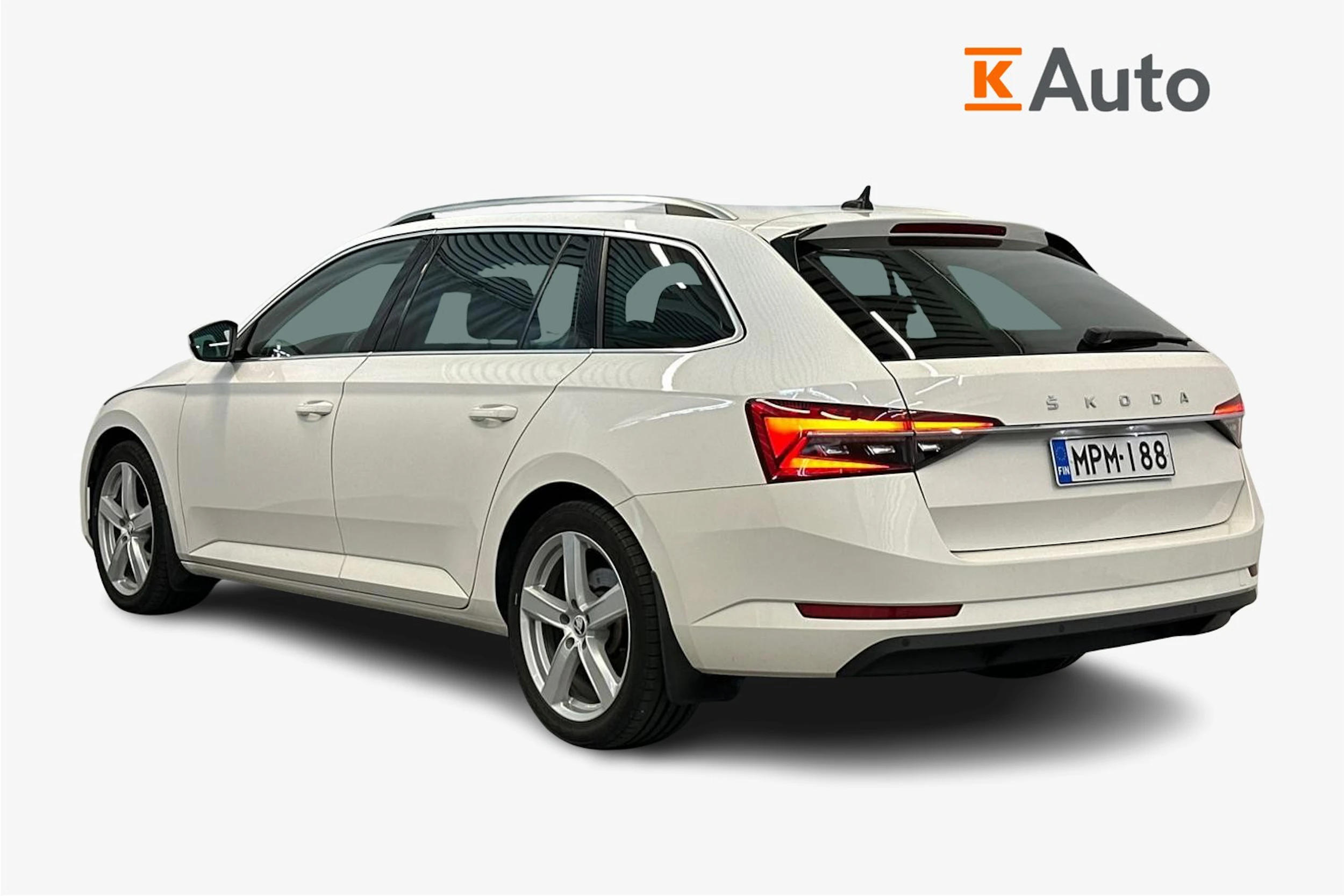 valkoinen Skoda Superb 2020 kuva 2.