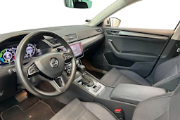 valkoinen Skoda Superb 2020 kuva 3.