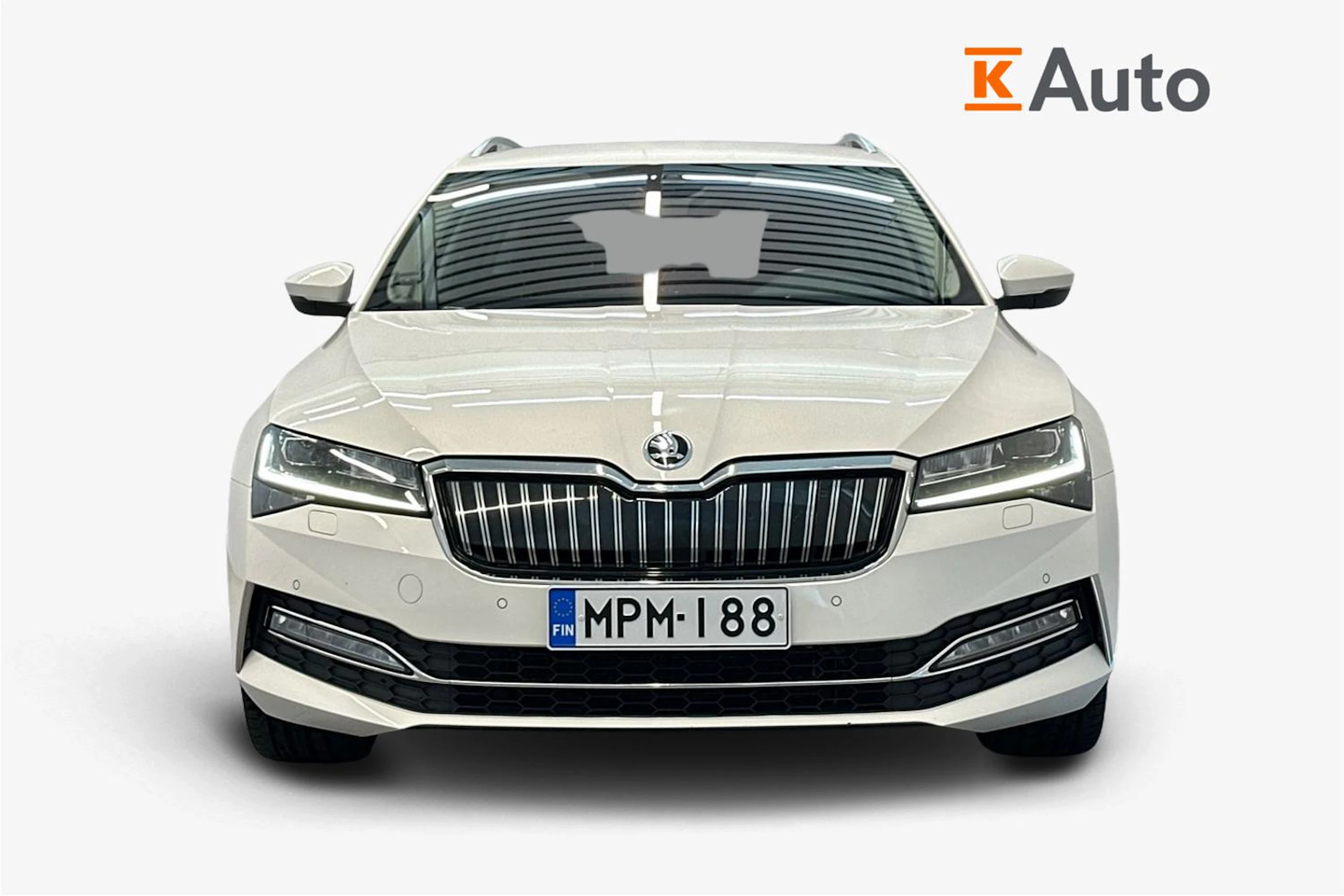 valkoinen Skoda Superb 2020 kuva 4.