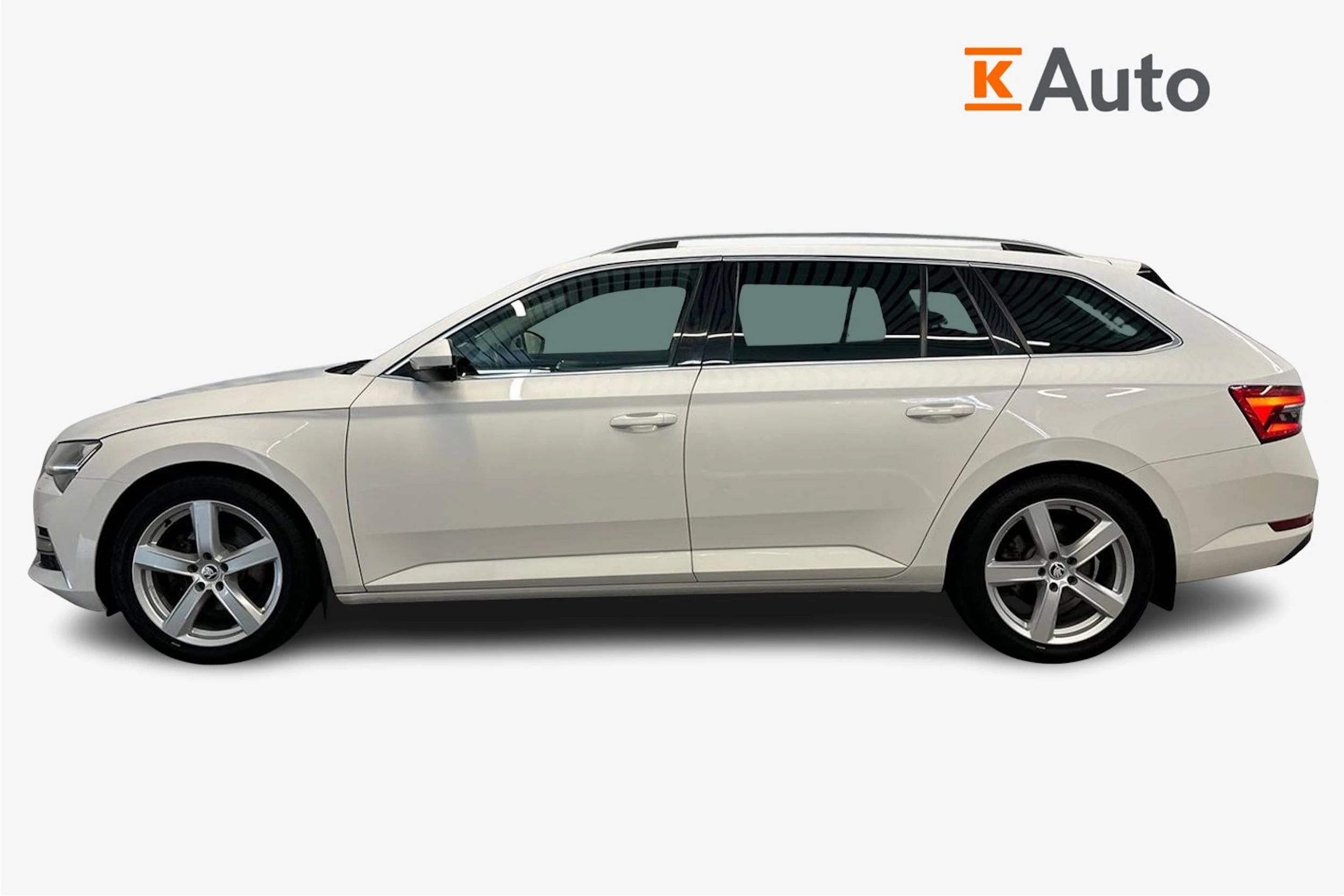 valkoinen Skoda Superb 2020 kuva 5.