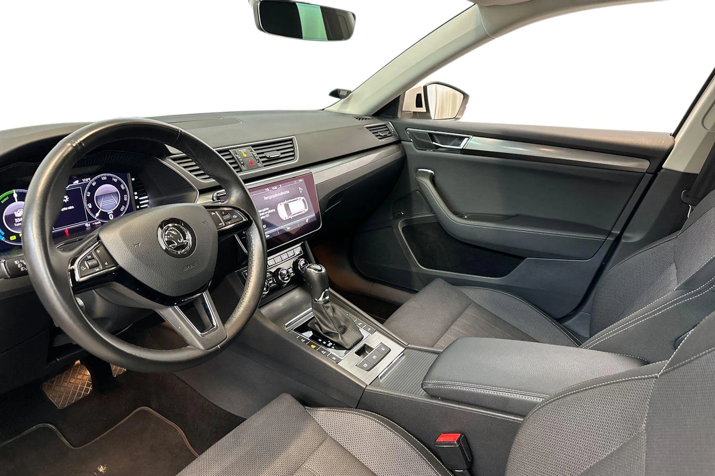 valkoinen Skoda Superb 2020 kuva 6.