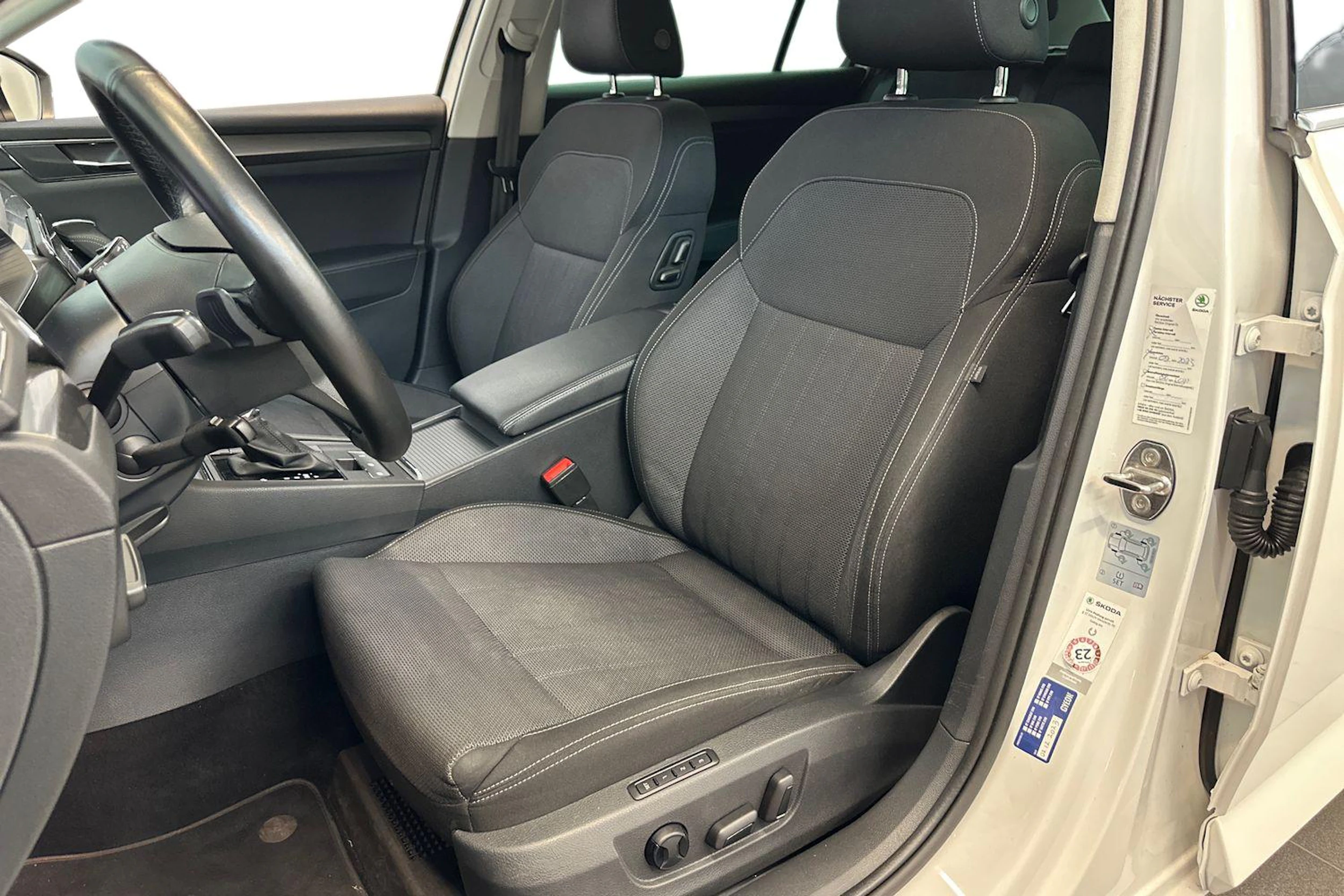 valkoinen Skoda Superb 2020 kuva 7.