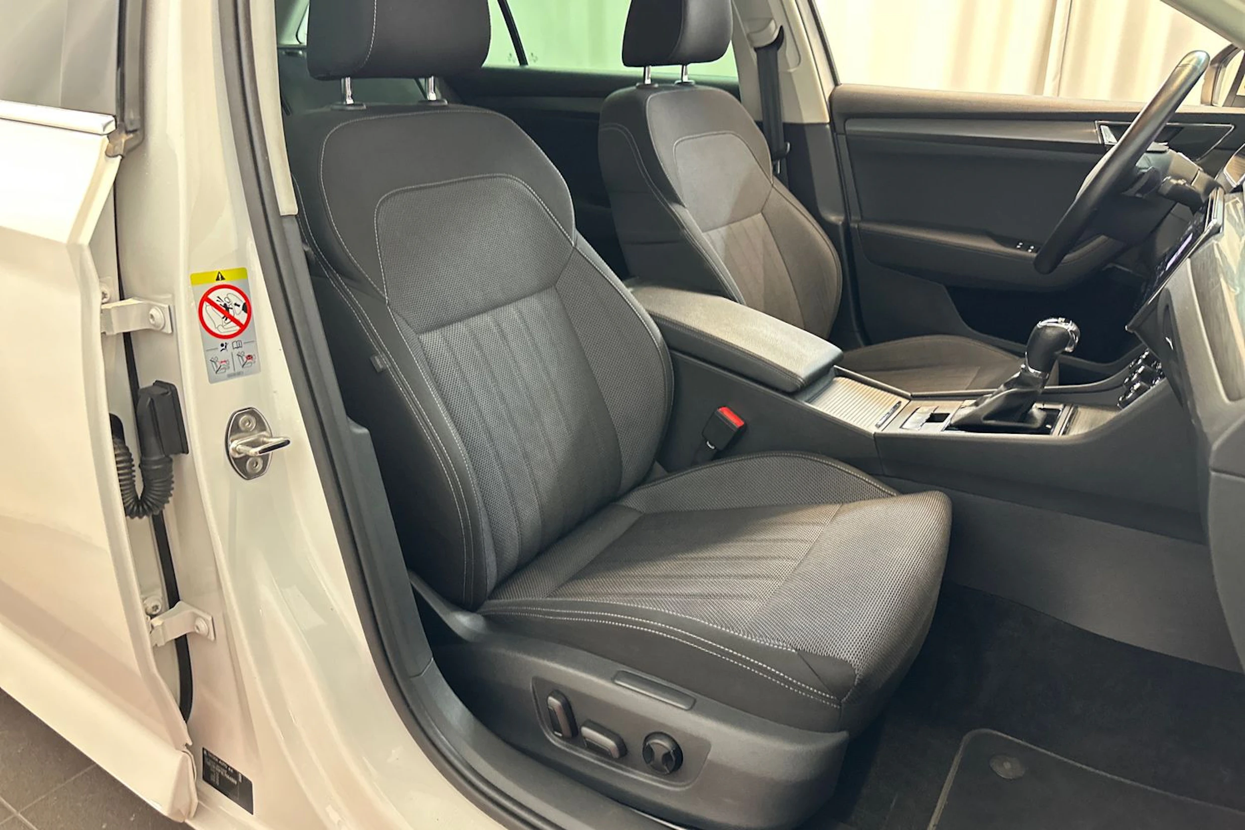 valkoinen Skoda Superb 2020 kuva 11.