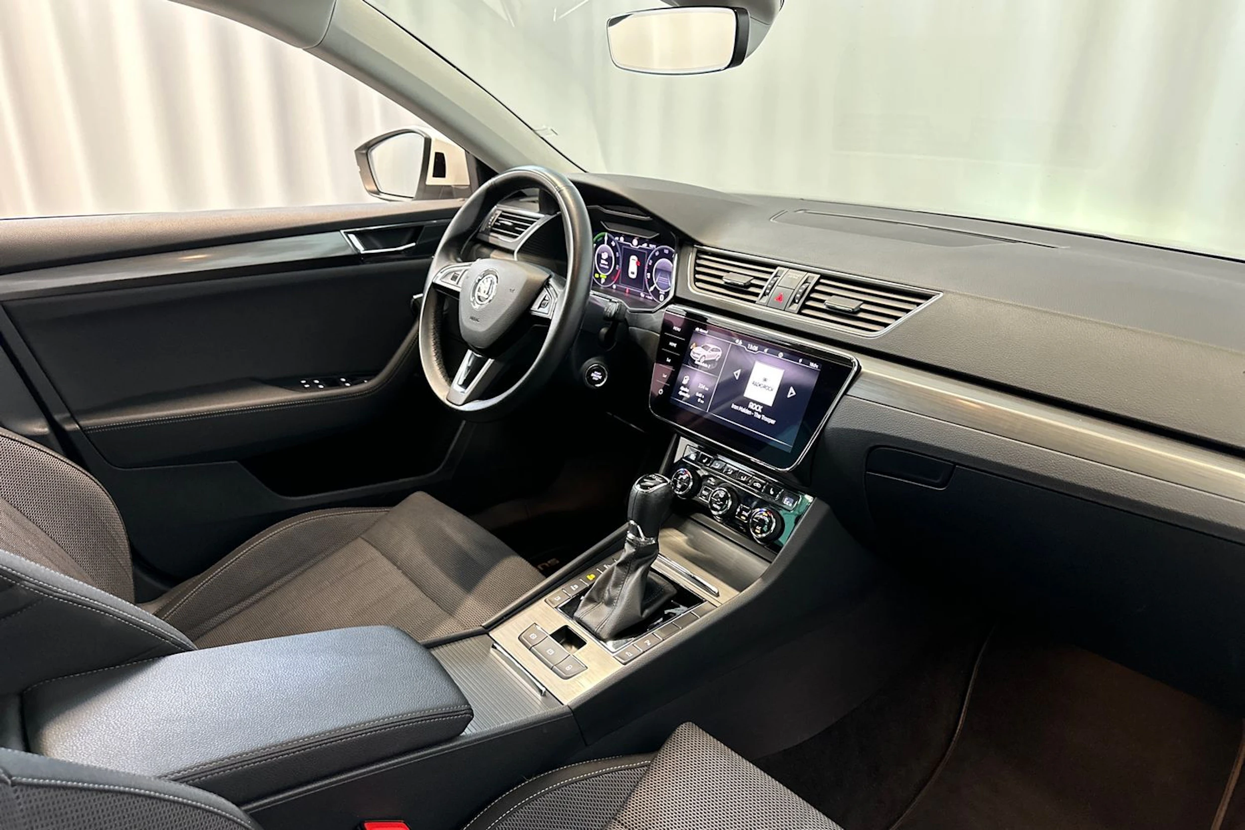valkoinen Skoda Superb 2020 kuva 12.