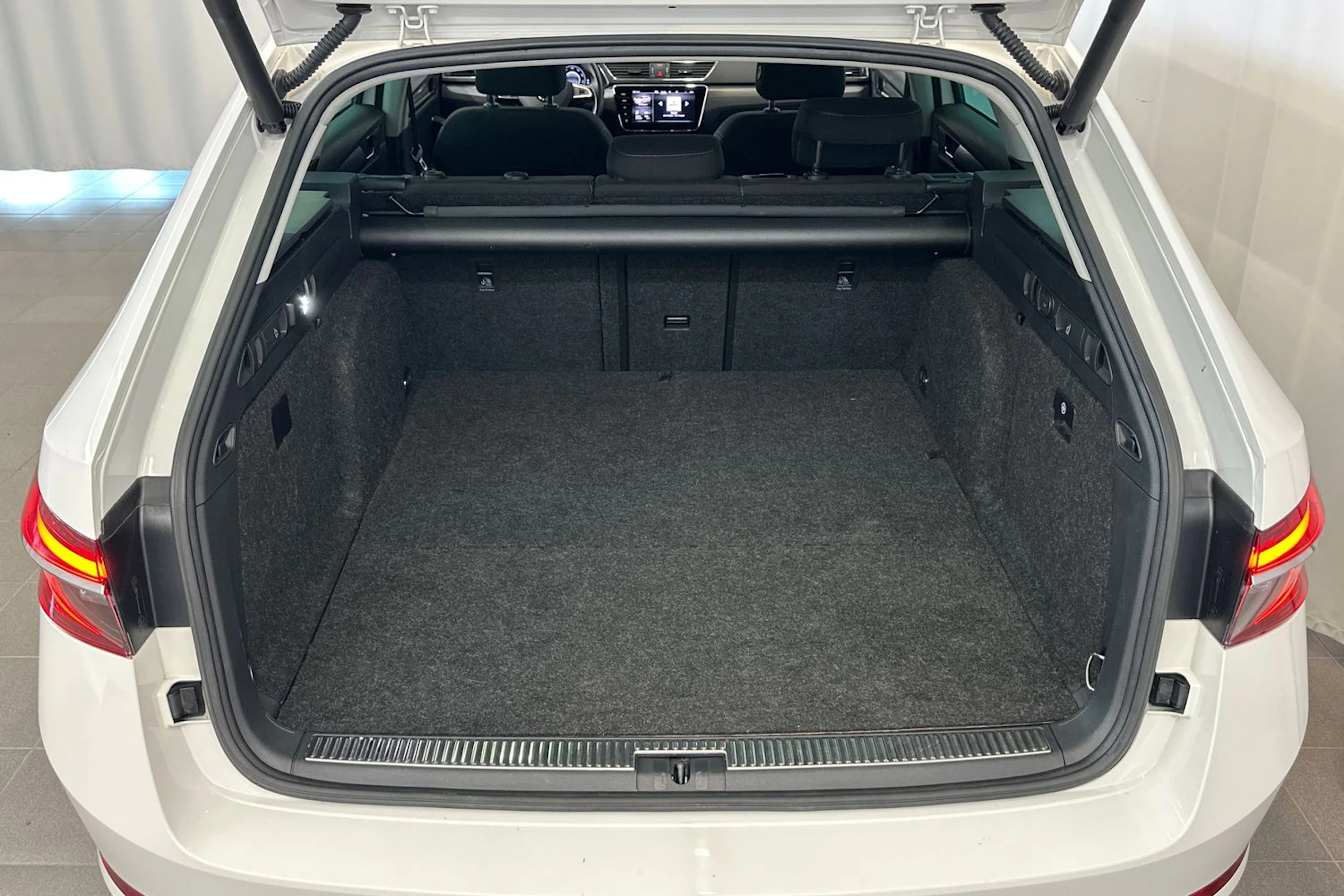 valkoinen Skoda Superb 2020 kuva 13.