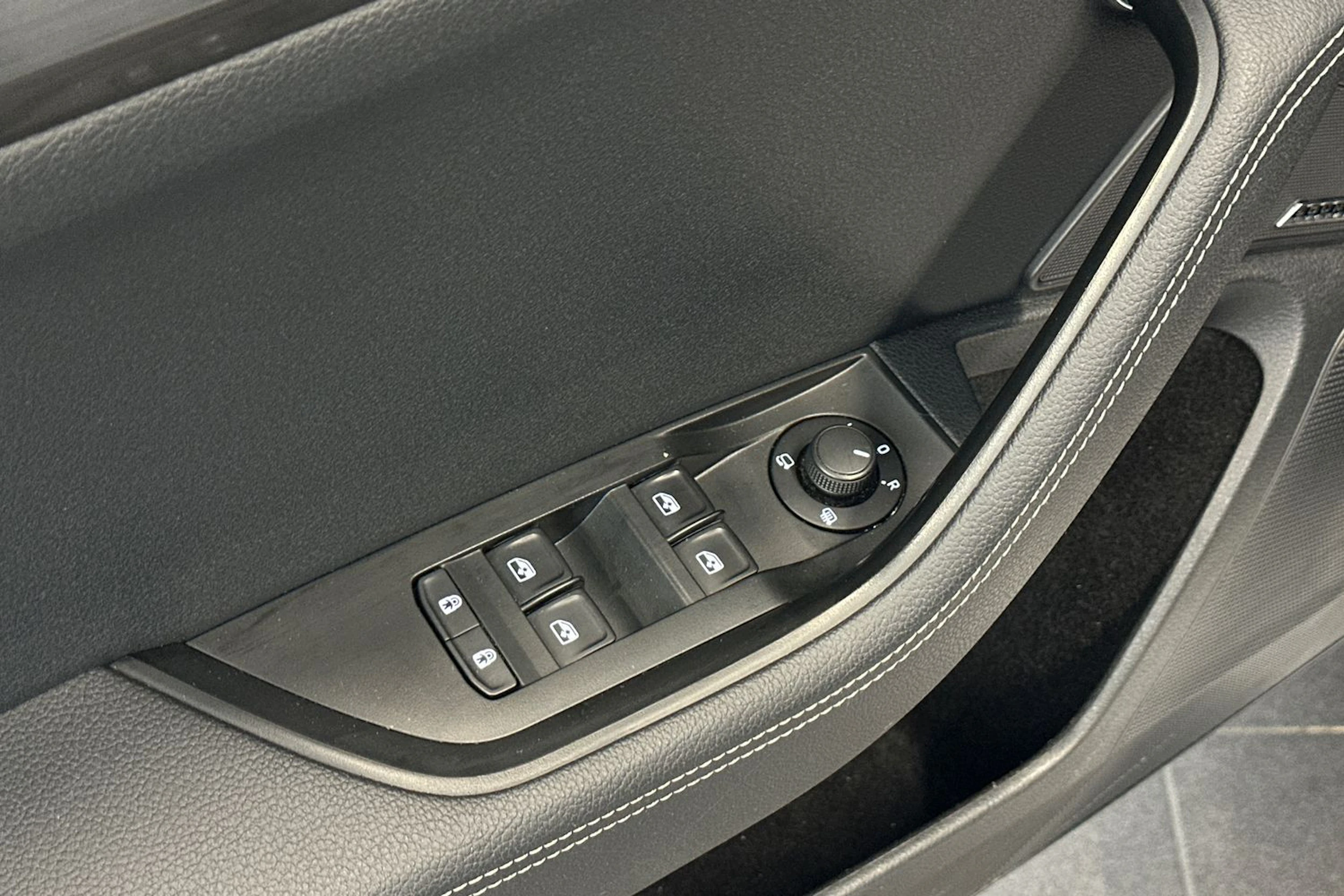 valkoinen Skoda Superb 2020 kuva 15.
