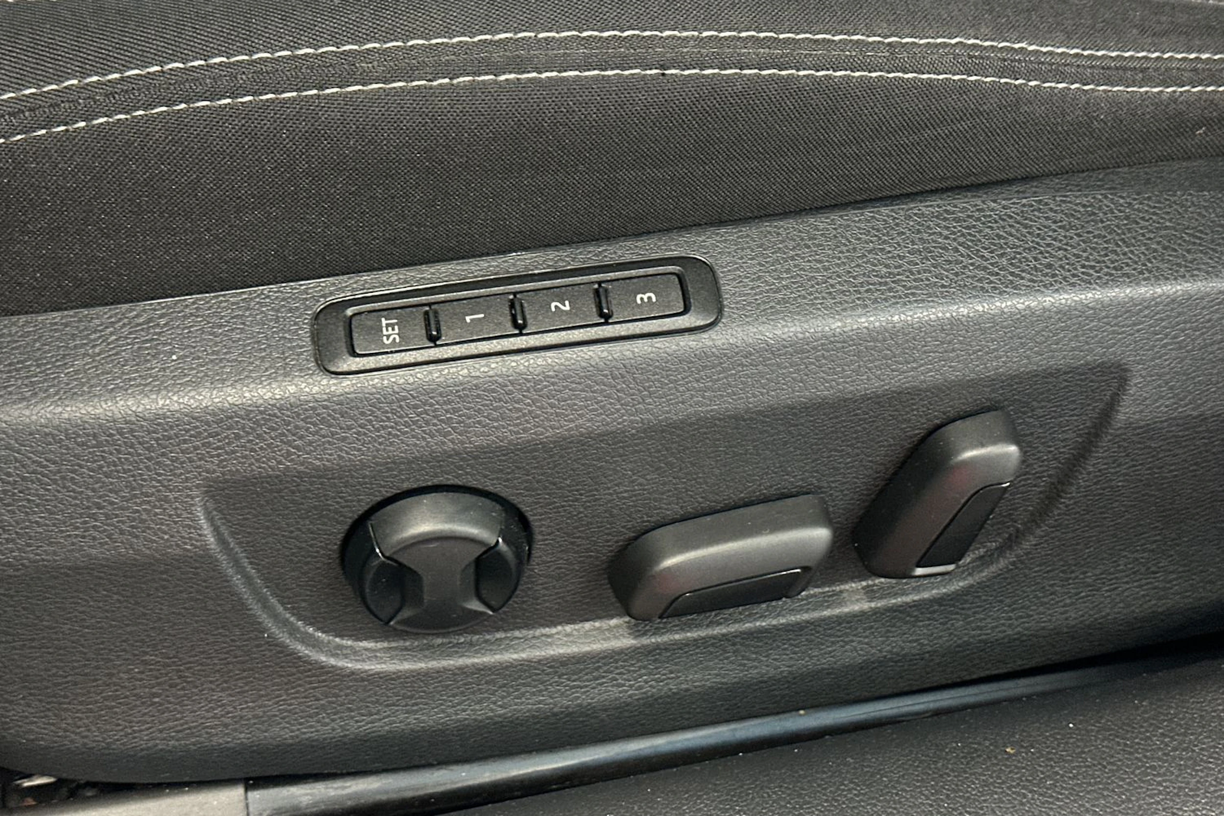 valkoinen Skoda Superb 2020 kuva 16.