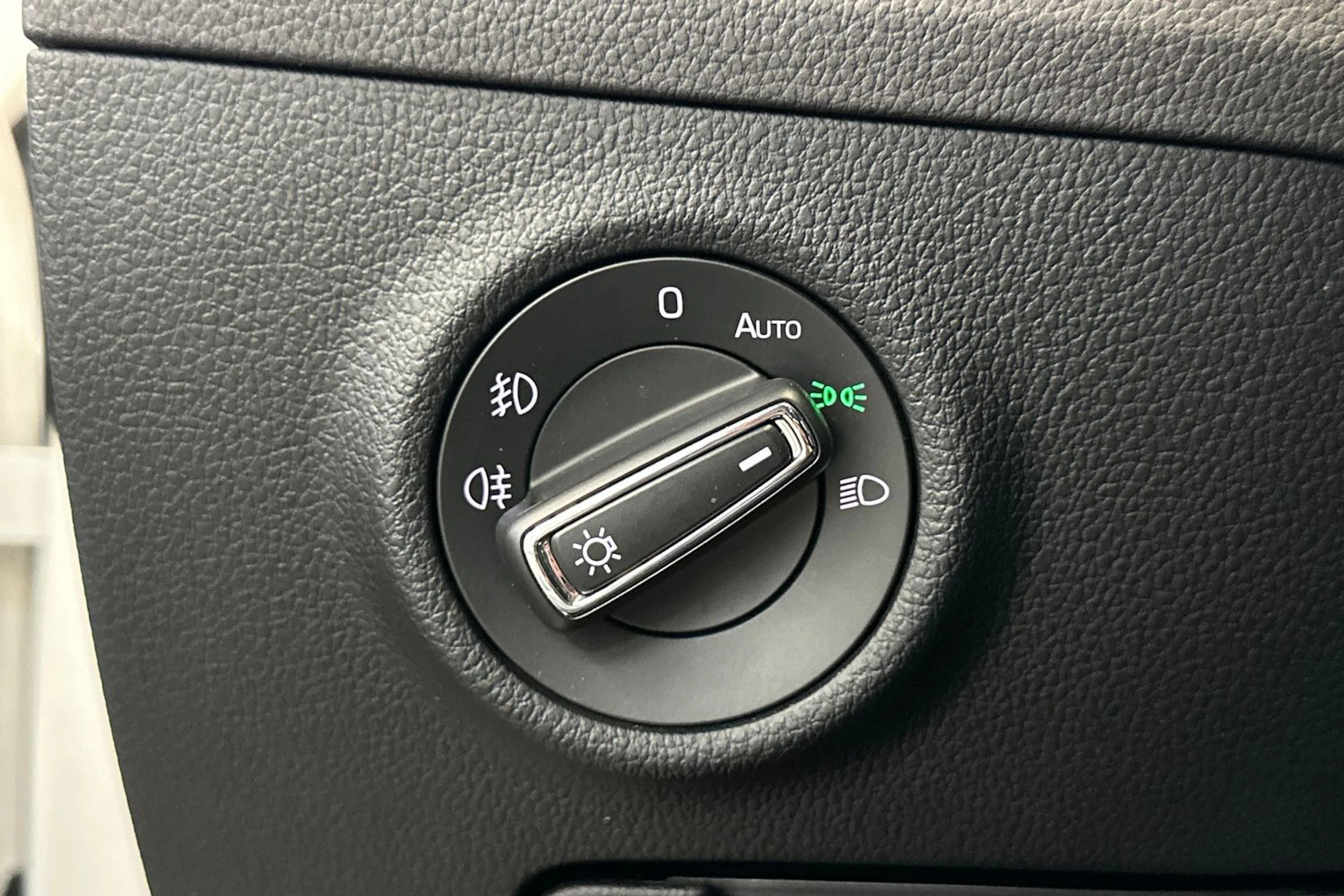valkoinen Skoda Superb 2020 kuva 17.