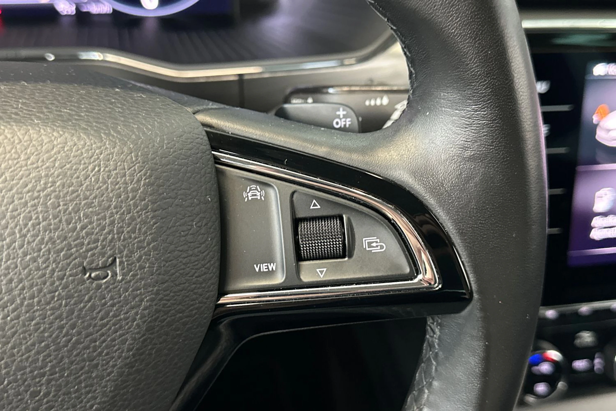 valkoinen Skoda Superb 2020 kuva 19.