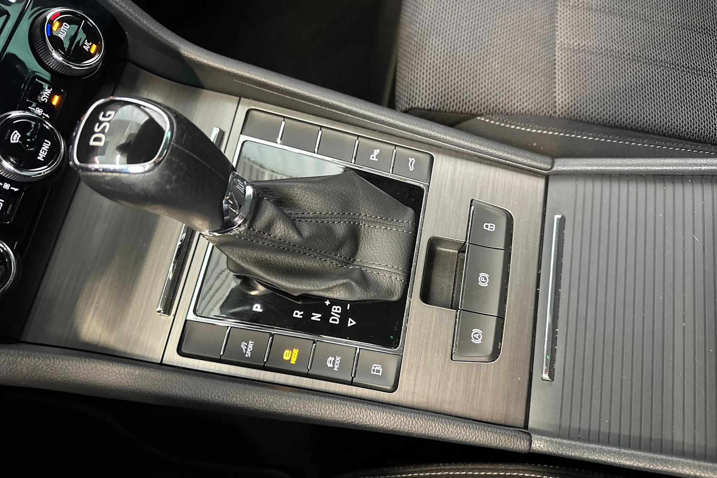 valkoinen Skoda Superb 2020 kuva 22.