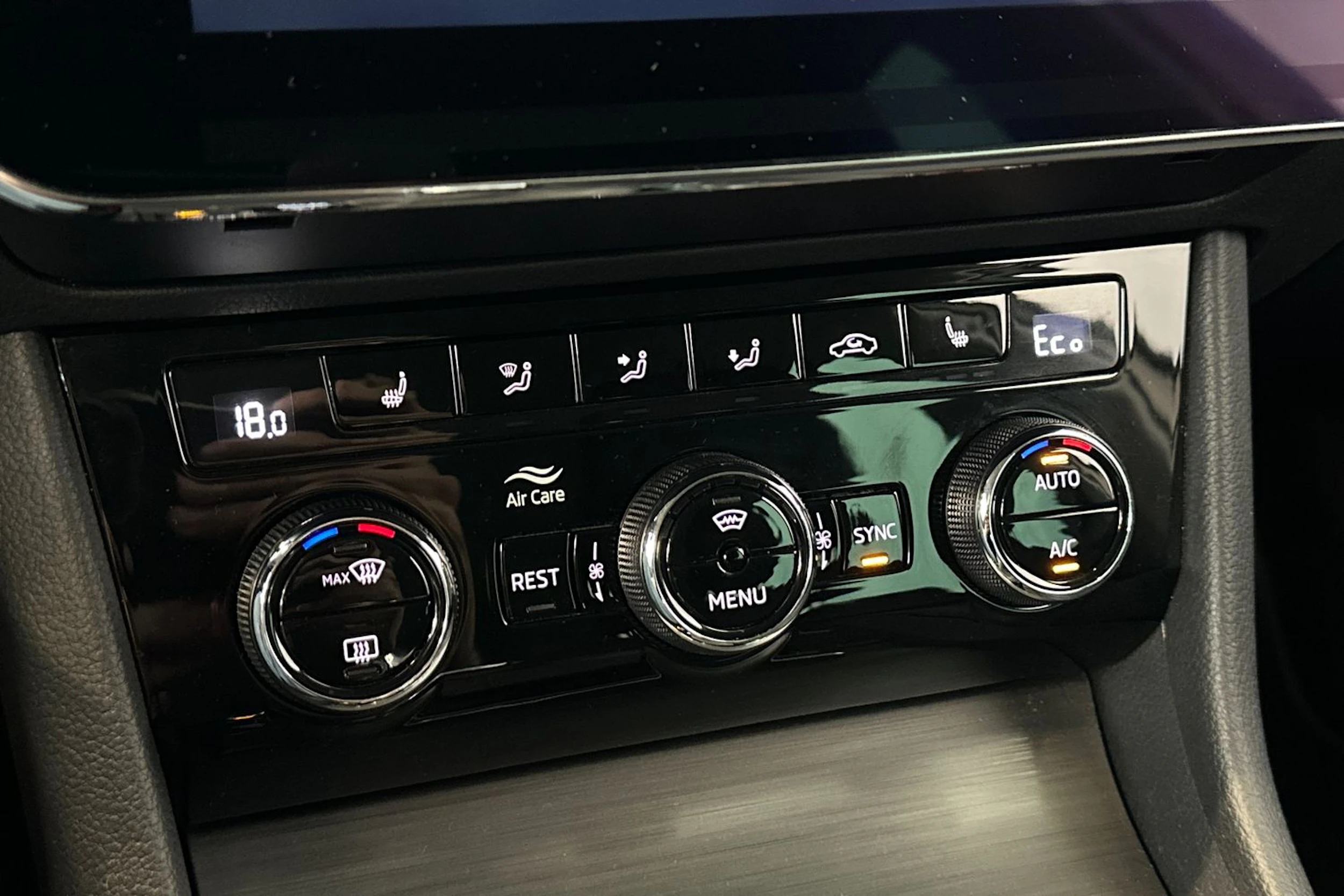 valkoinen Skoda Superb 2020 kuva 23.
