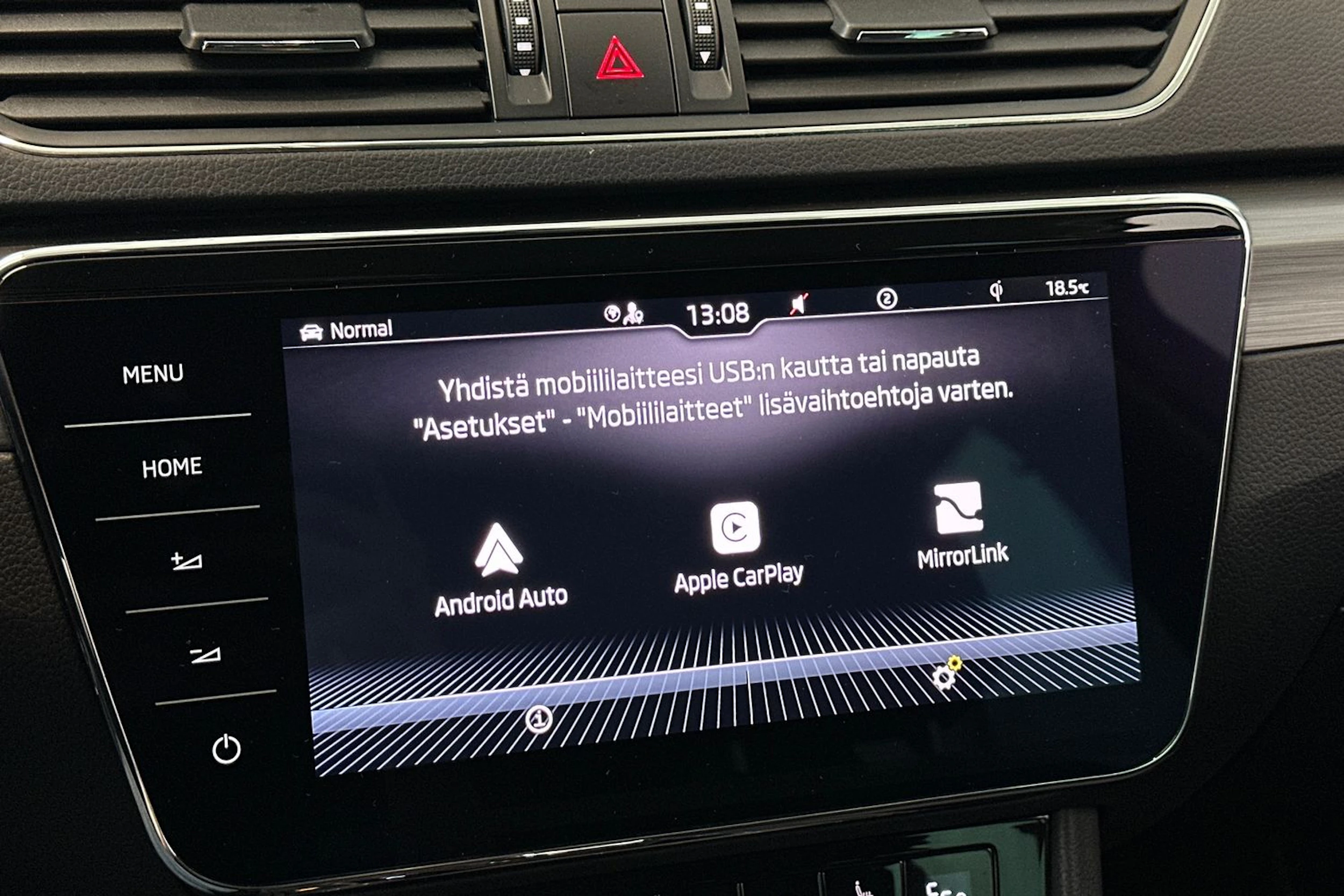 valkoinen Skoda Superb 2020 kuva 24.