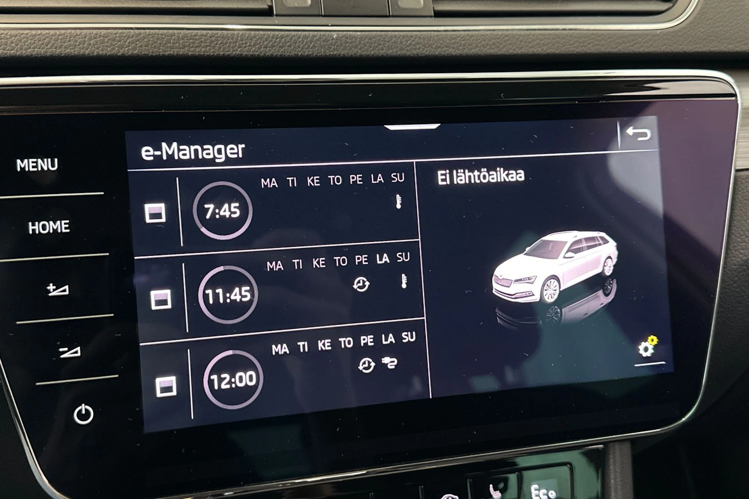 valkoinen Skoda Superb 2020 kuva 26.