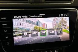 valkoinen Skoda Superb 2020 kuva 28.