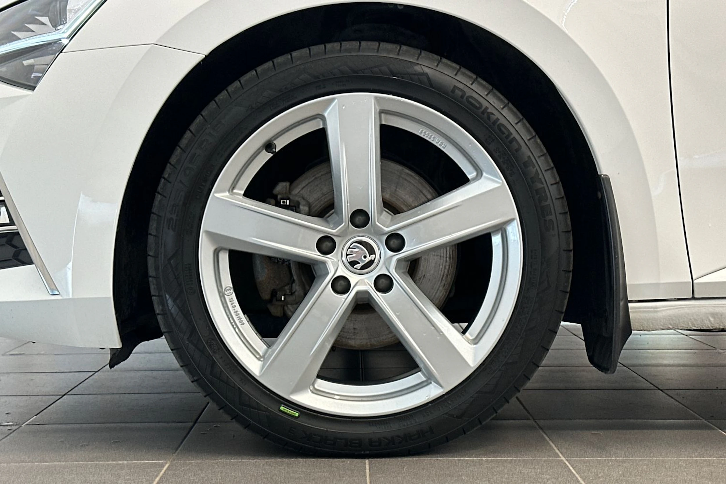 valkoinen Skoda Superb 2020 kuva 29.