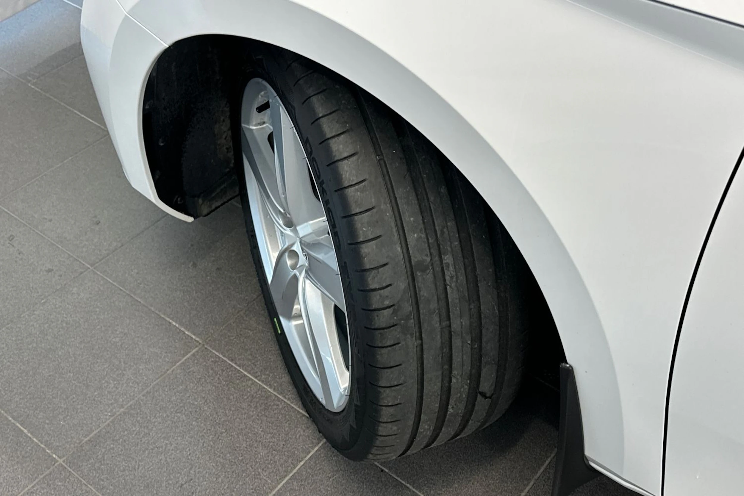 valkoinen Skoda Superb 2020 kuva 30.