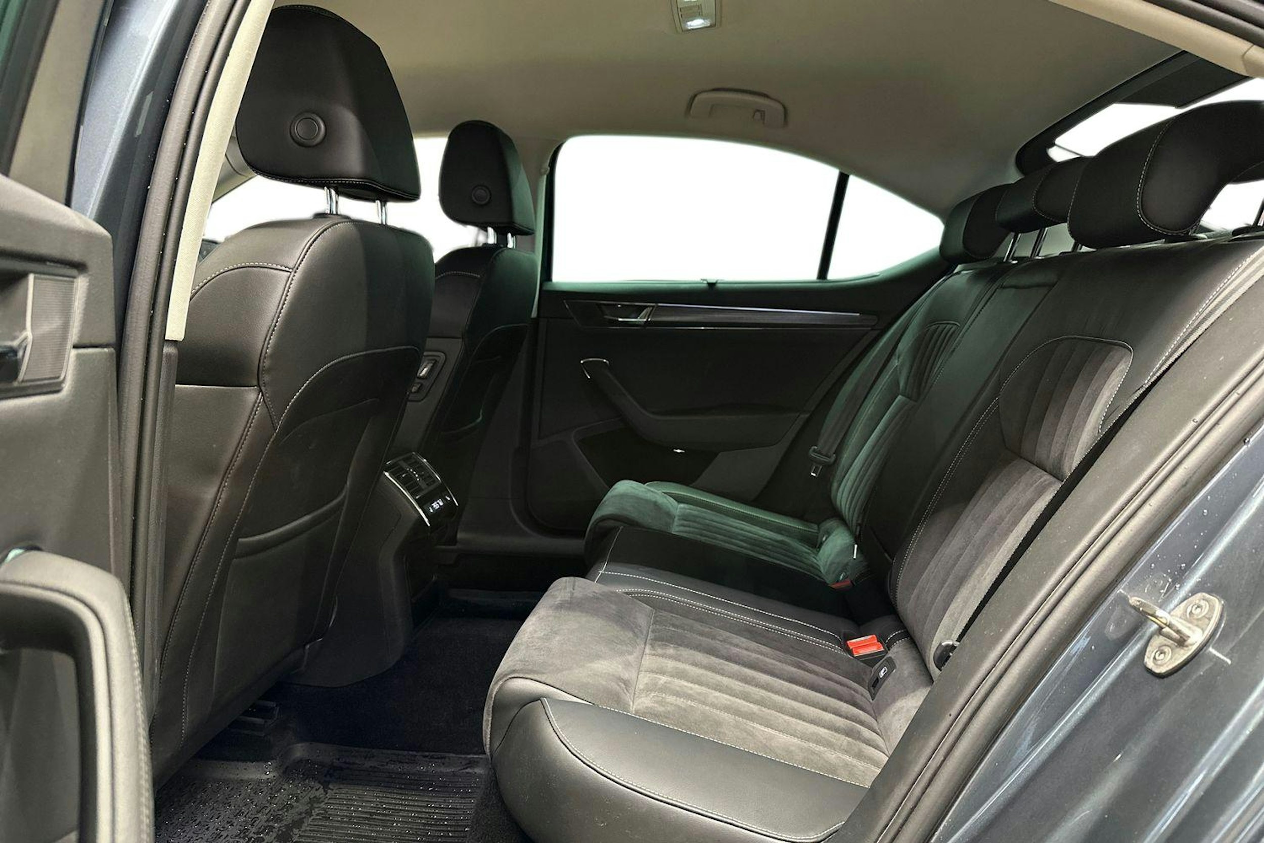 met. harmaa Skoda Superb 2020 kuva 10.