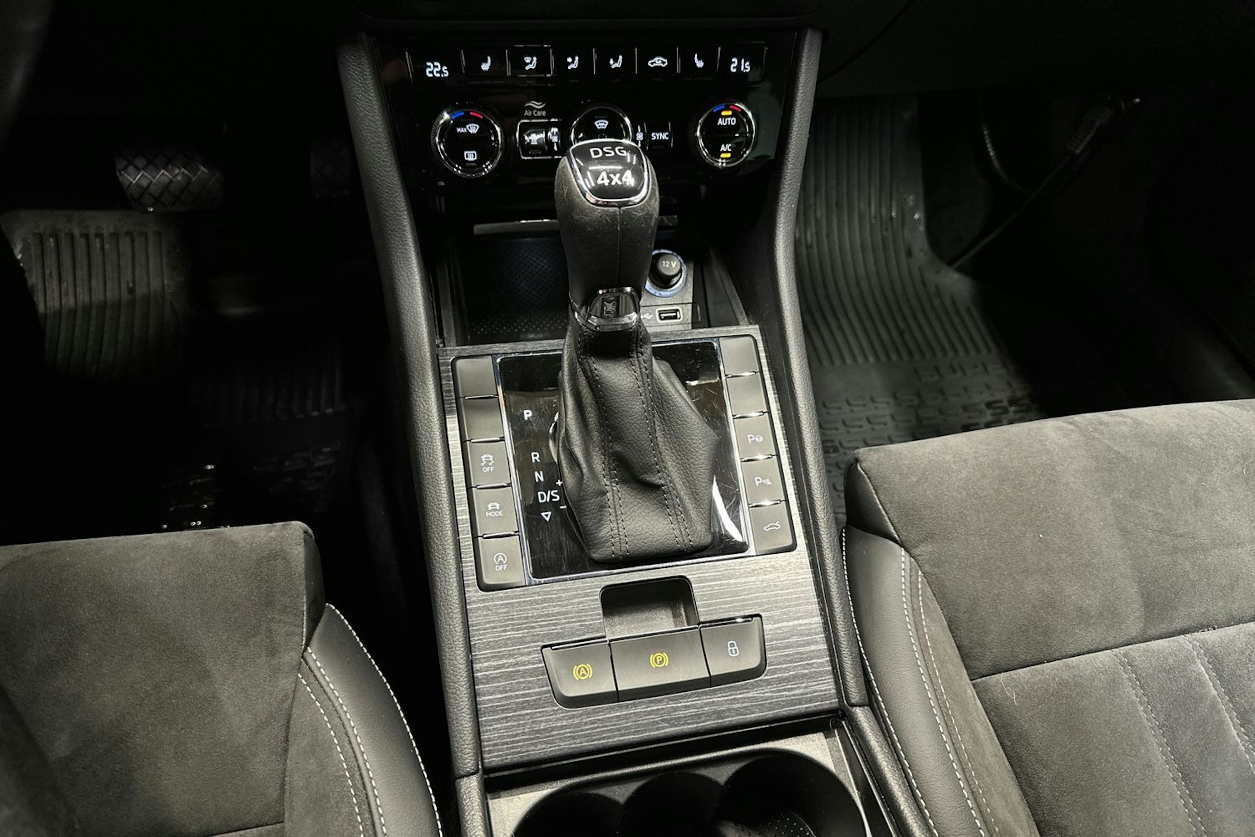 met. harmaa Skoda Superb 2020 kuva 28.