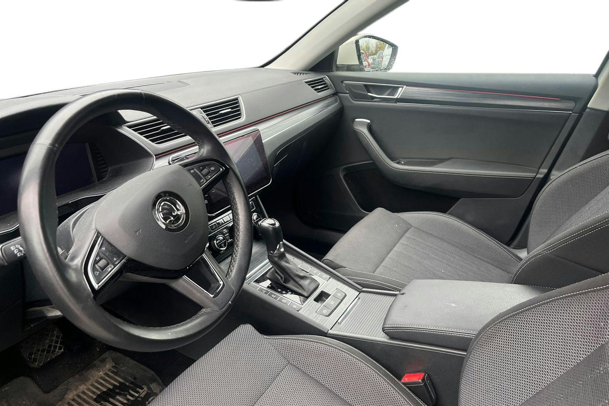 Valkoinen Skoda Superb 2020 kuva 3.