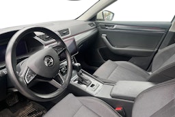 Valkoinen Skoda Superb 2020 kuva 3.