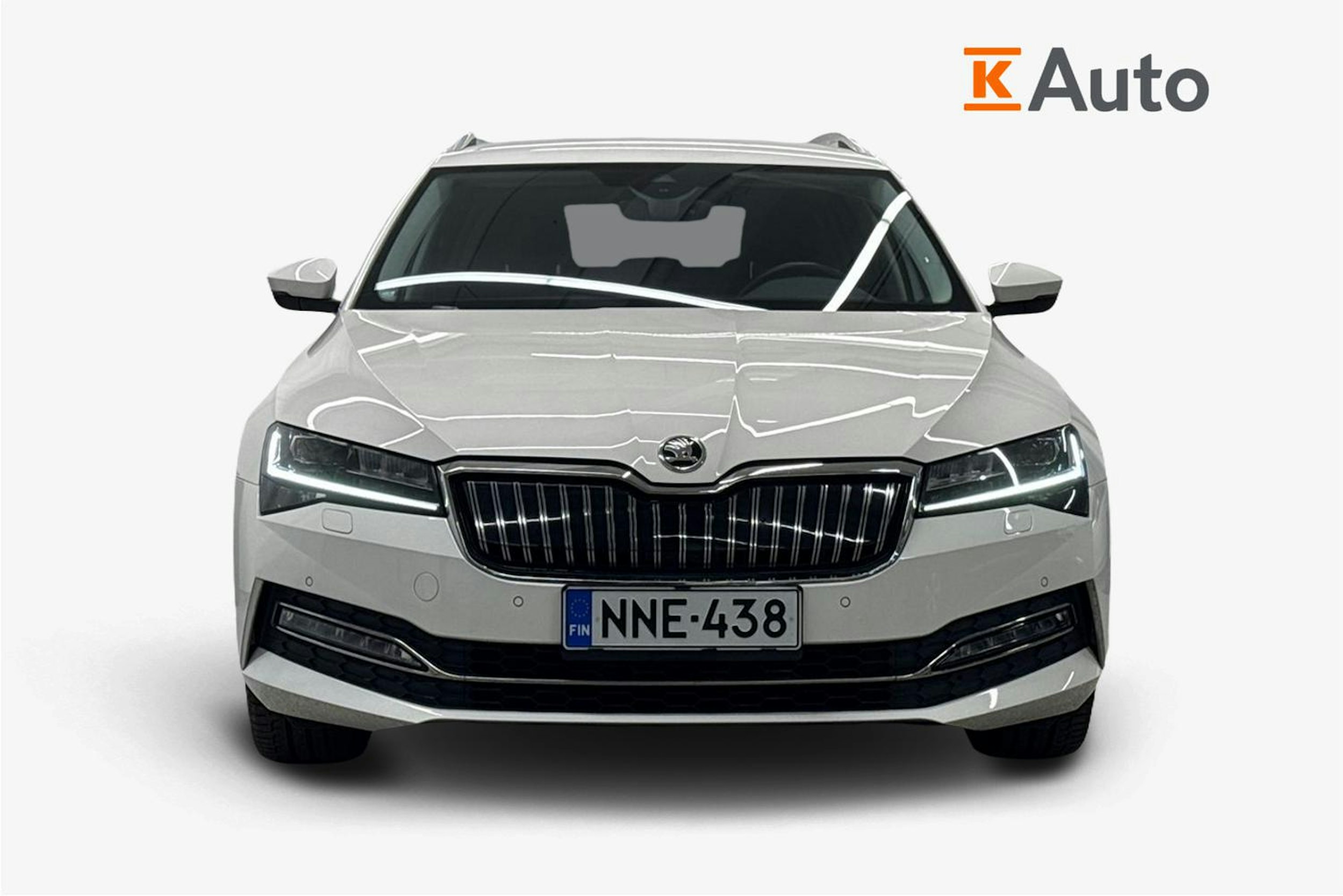 Valkoinen Skoda Superb 2020 kuva 4.