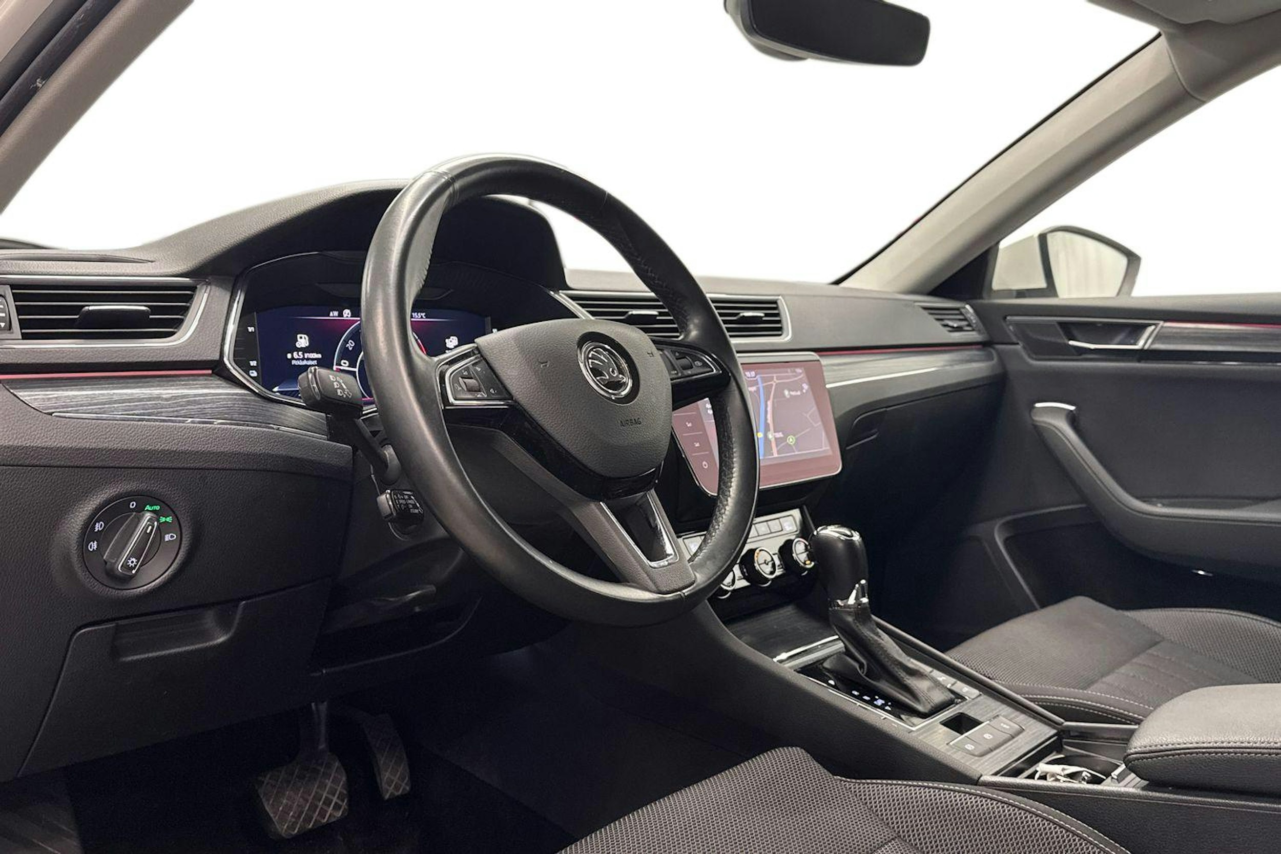 Valkoinen Skoda Superb 2020 kuva 6.