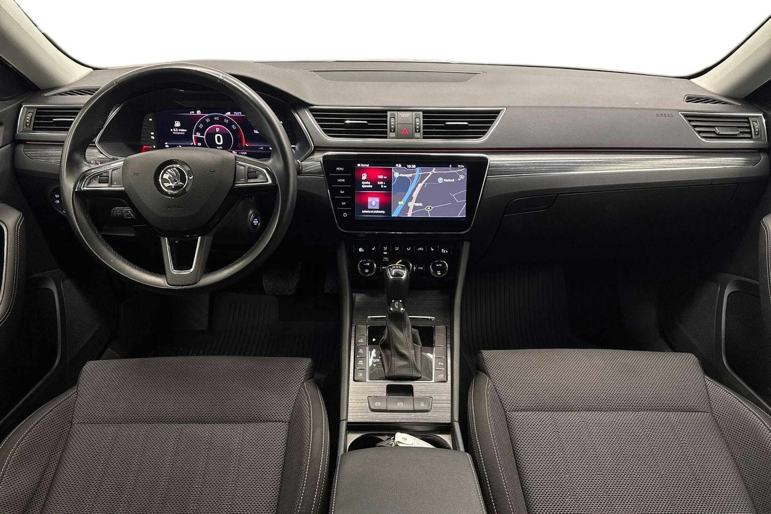 Valkoinen Skoda Superb 2020 kuva 7.