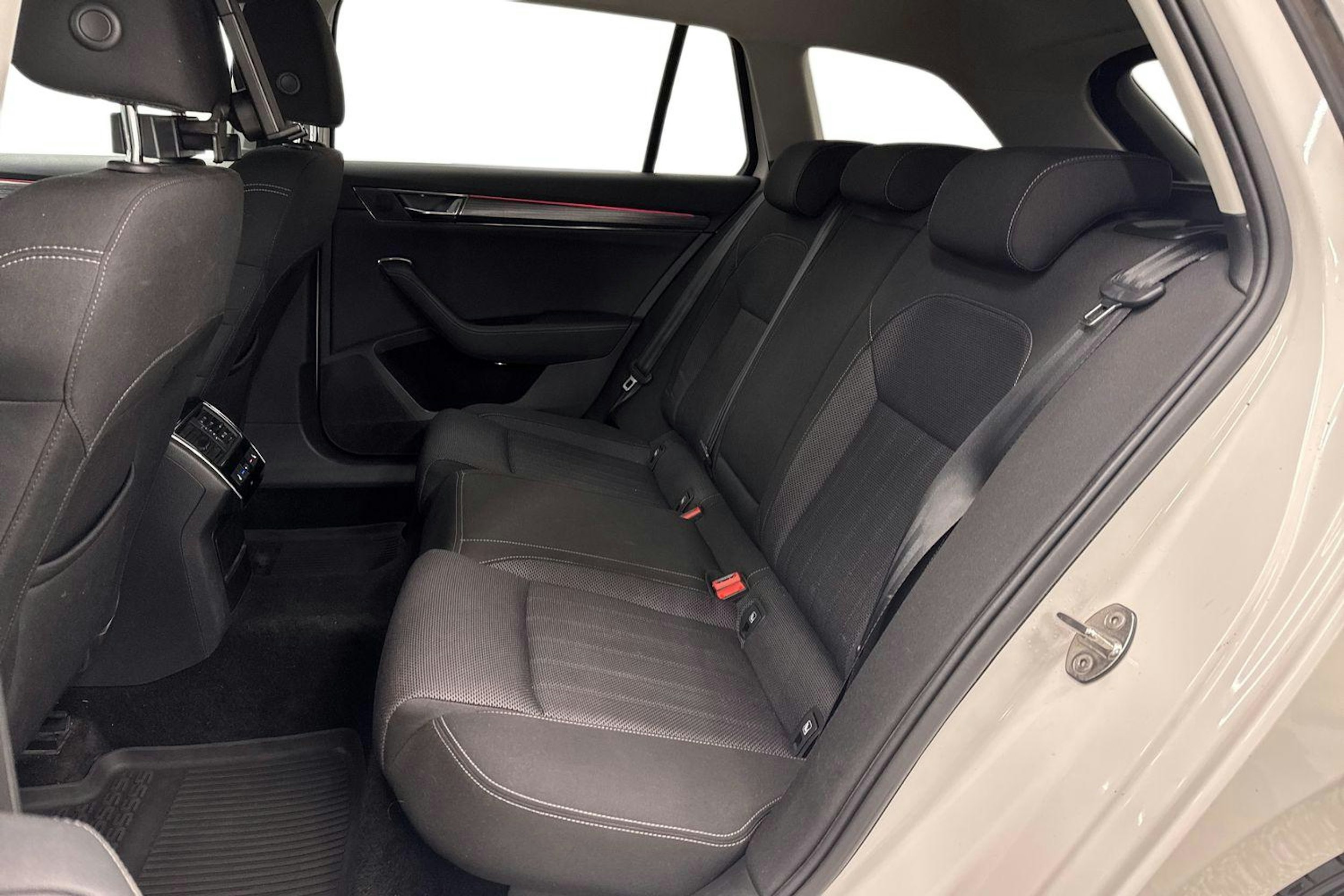 Valkoinen Skoda Superb 2020 kuva 8.