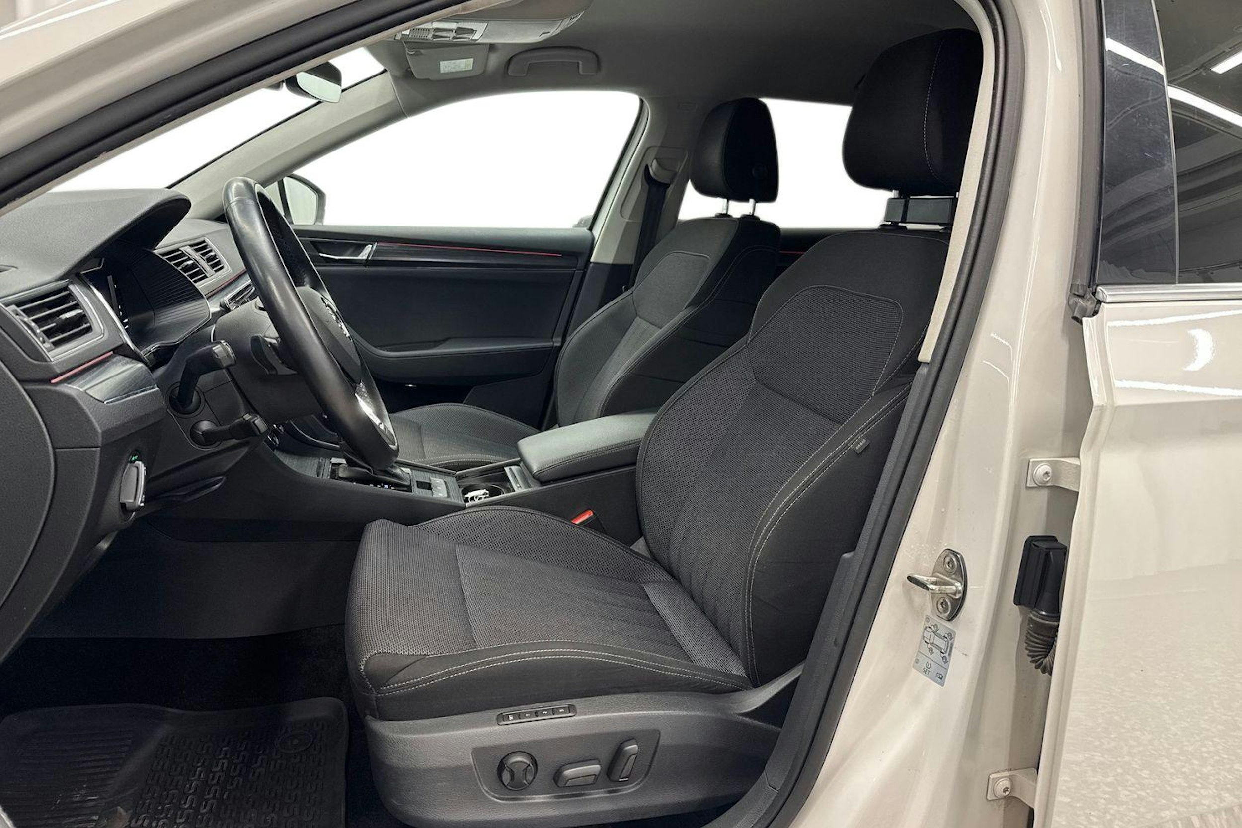 Valkoinen Skoda Superb 2020 kuva 9.