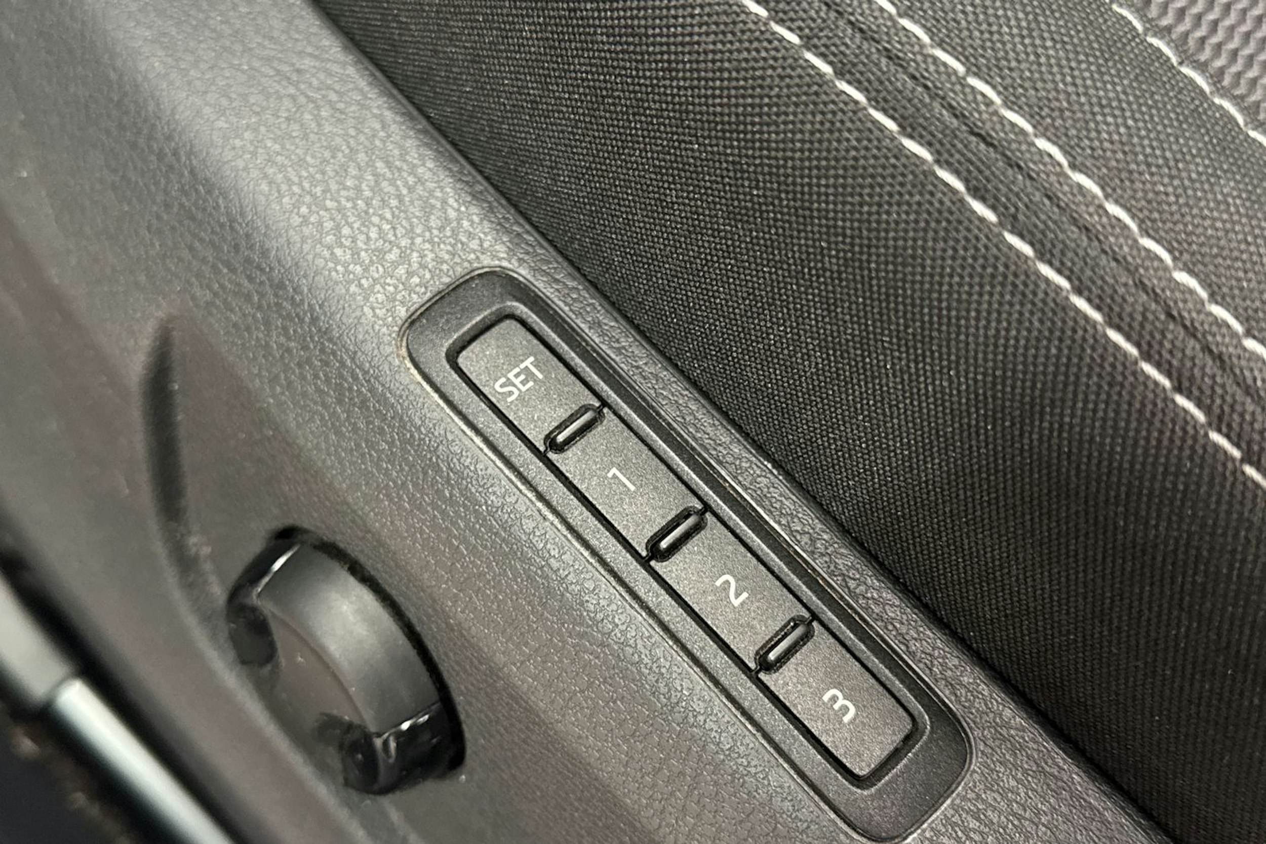 Valkoinen Skoda Superb 2020 kuva 11.