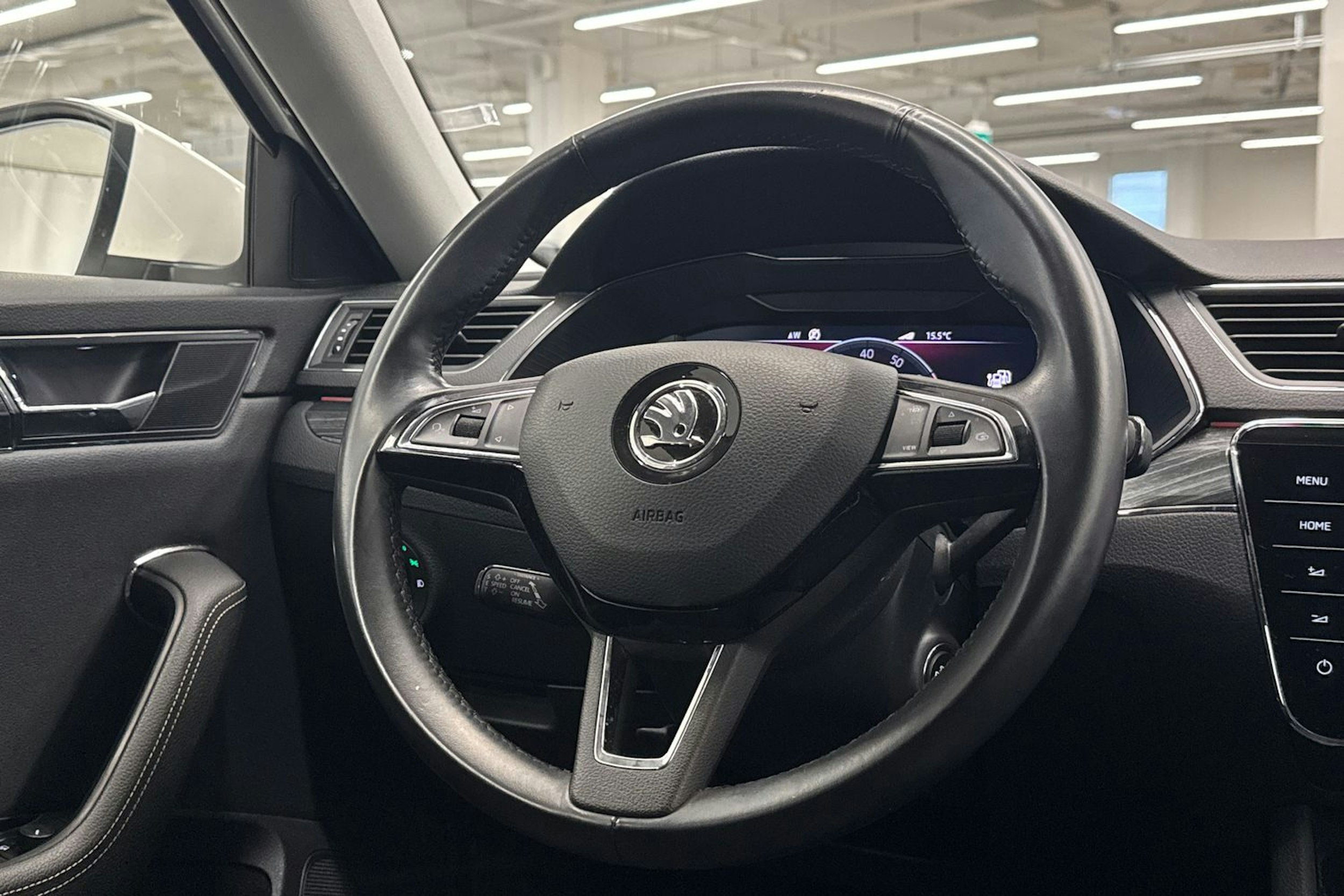 Valkoinen Skoda Superb 2020 kuva 12.