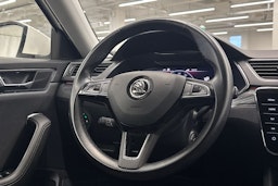 Valkoinen Skoda Superb 2020 kuva 12.