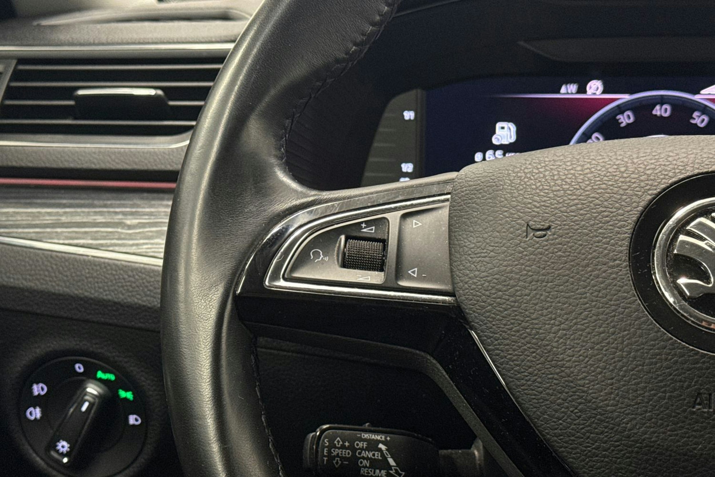 Valkoinen Skoda Superb 2020 kuva 13.