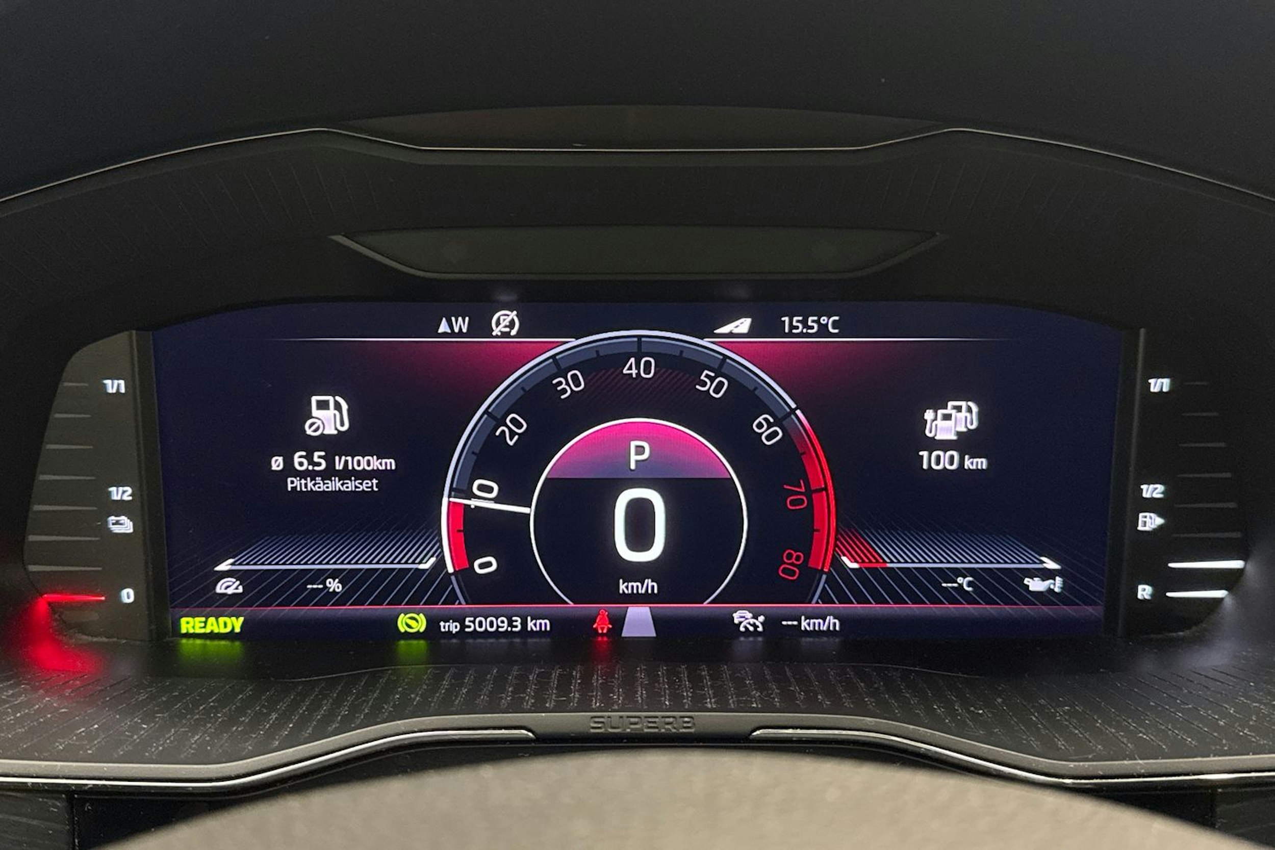 Valkoinen Skoda Superb 2020 kuva 16.